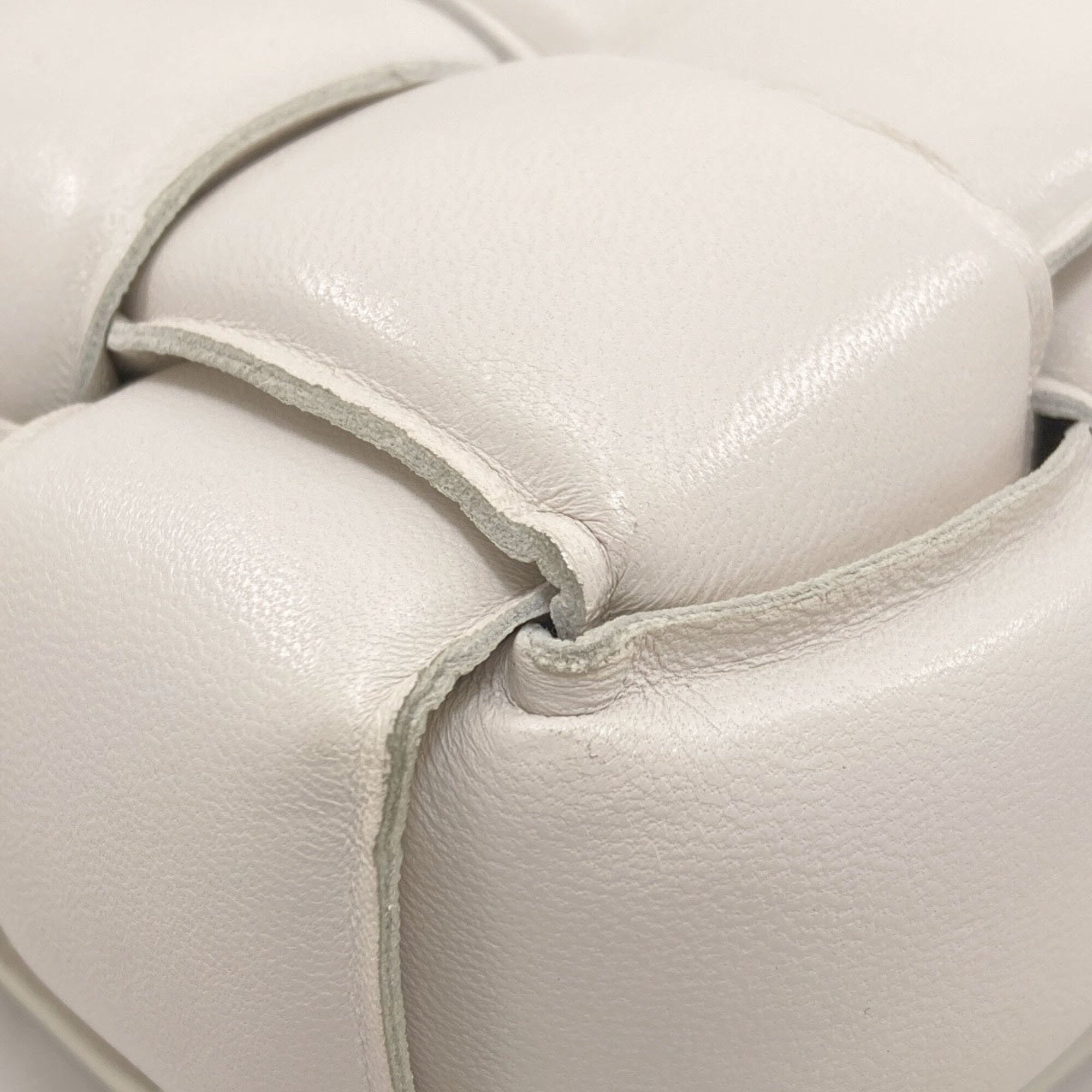 Bottega Veneta White Leather Shoulder Bag (Pre-Owned)