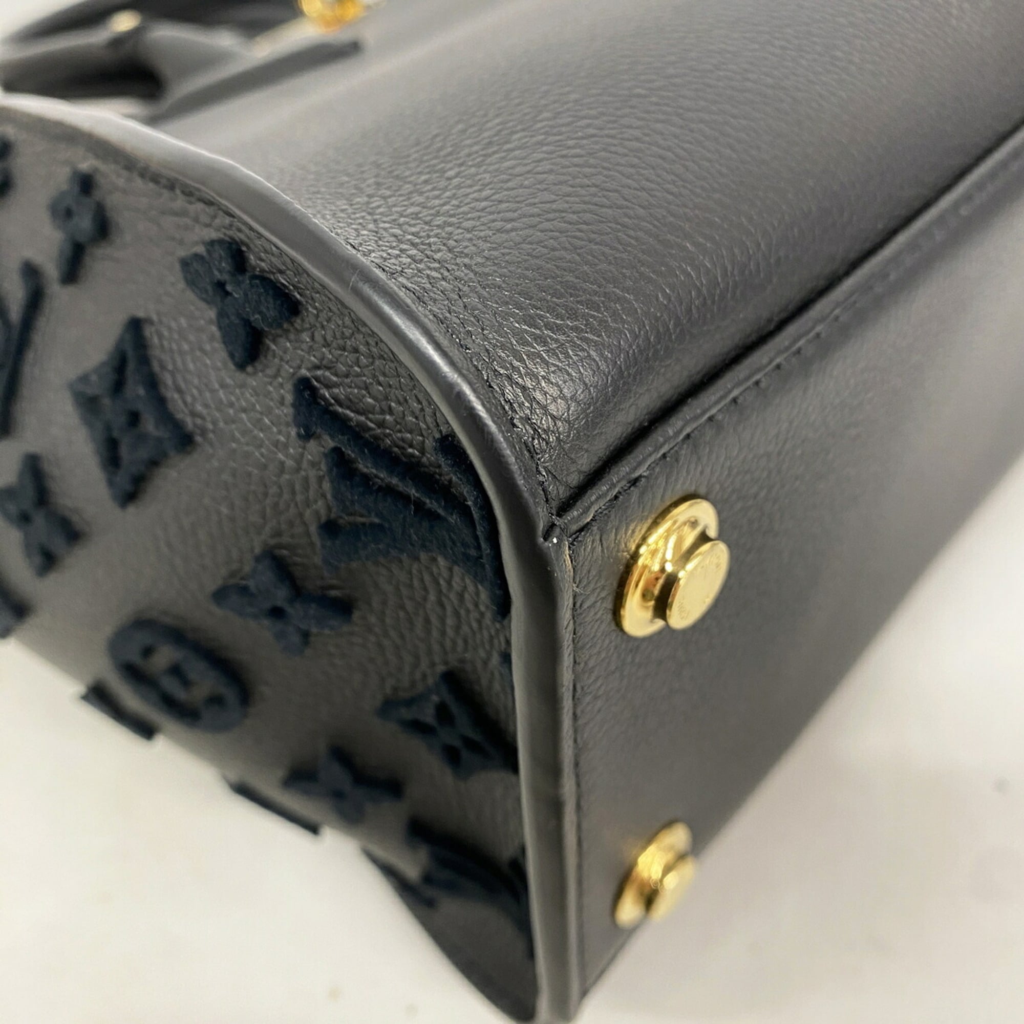 Louis Vuitton Noir Handbag (Pre-Owned)