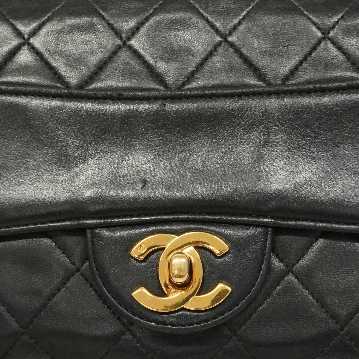 Chanel Black Leather Shoulder Bag (Pre-Owned)