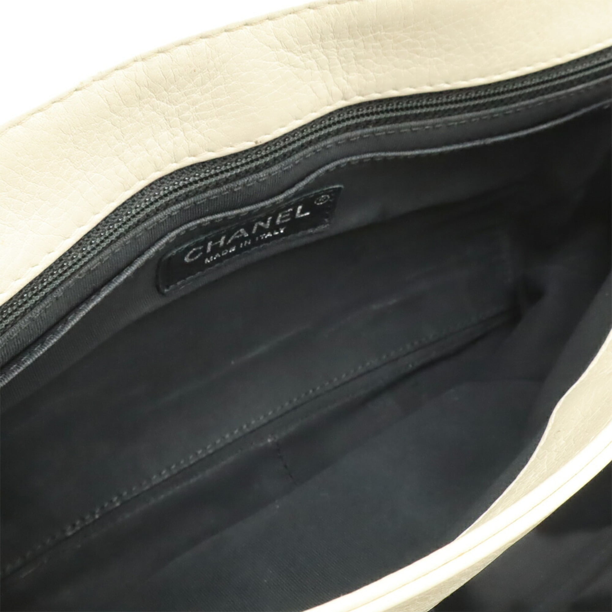 Chanel Ivory Leather Handbag Shoulder Bag (Pre-Owned)