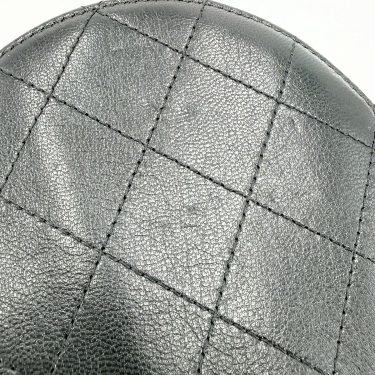 Chanel Black White Leather Shoulder Bag (Pre-Owned)