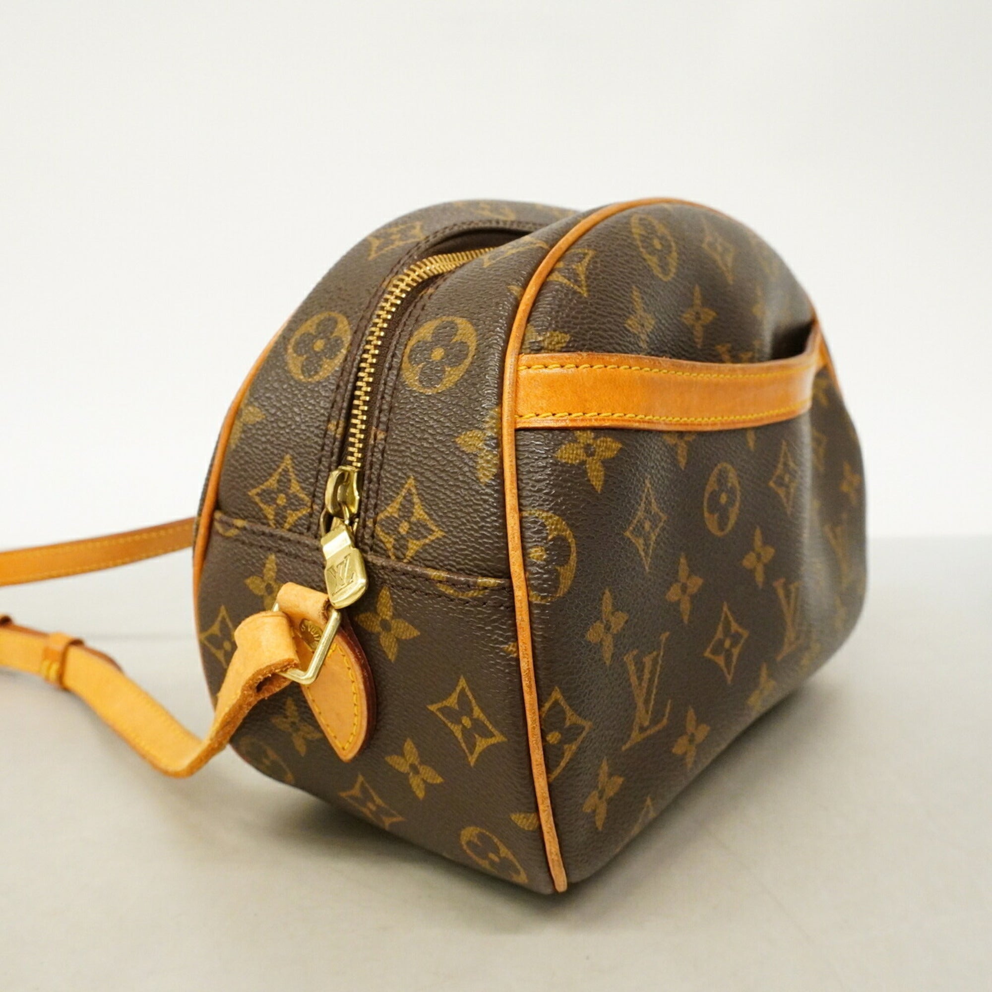 Louis Vuitton Brown Shoulder Bag (Pre-Owned)