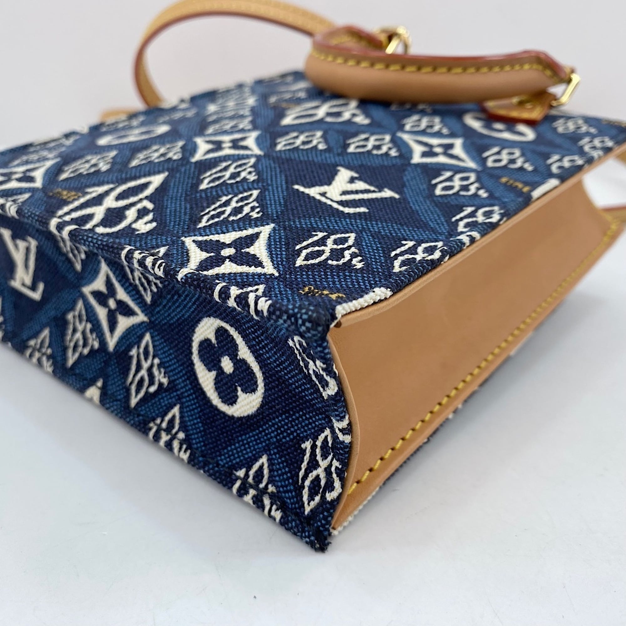 Louis Vuitton Navy Handbag (Pre-Owned)