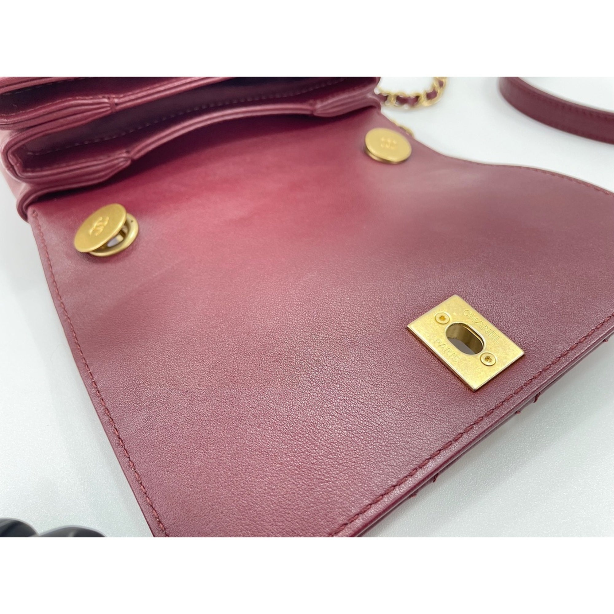 Chanel Matelasse Red Color Shoulder Bag (Pre-Owned)
