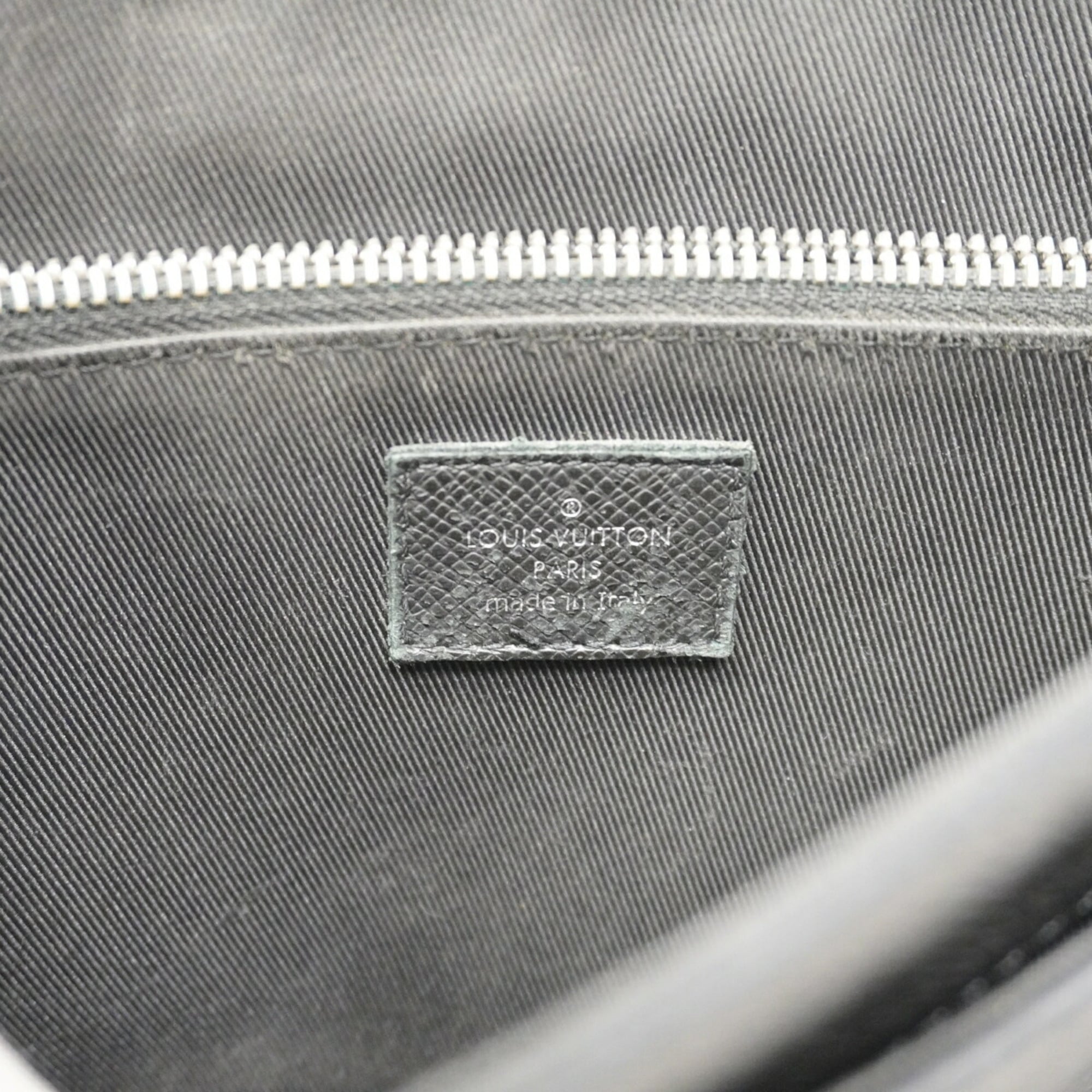 Louis Vuitton Noir Shoulder Bag (Pre-Owned)