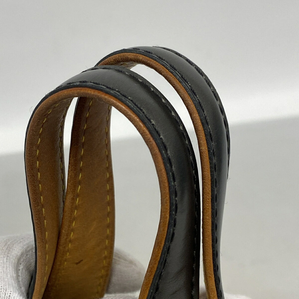 Louis Vuitton Noir Handbag (Pre-Owned)