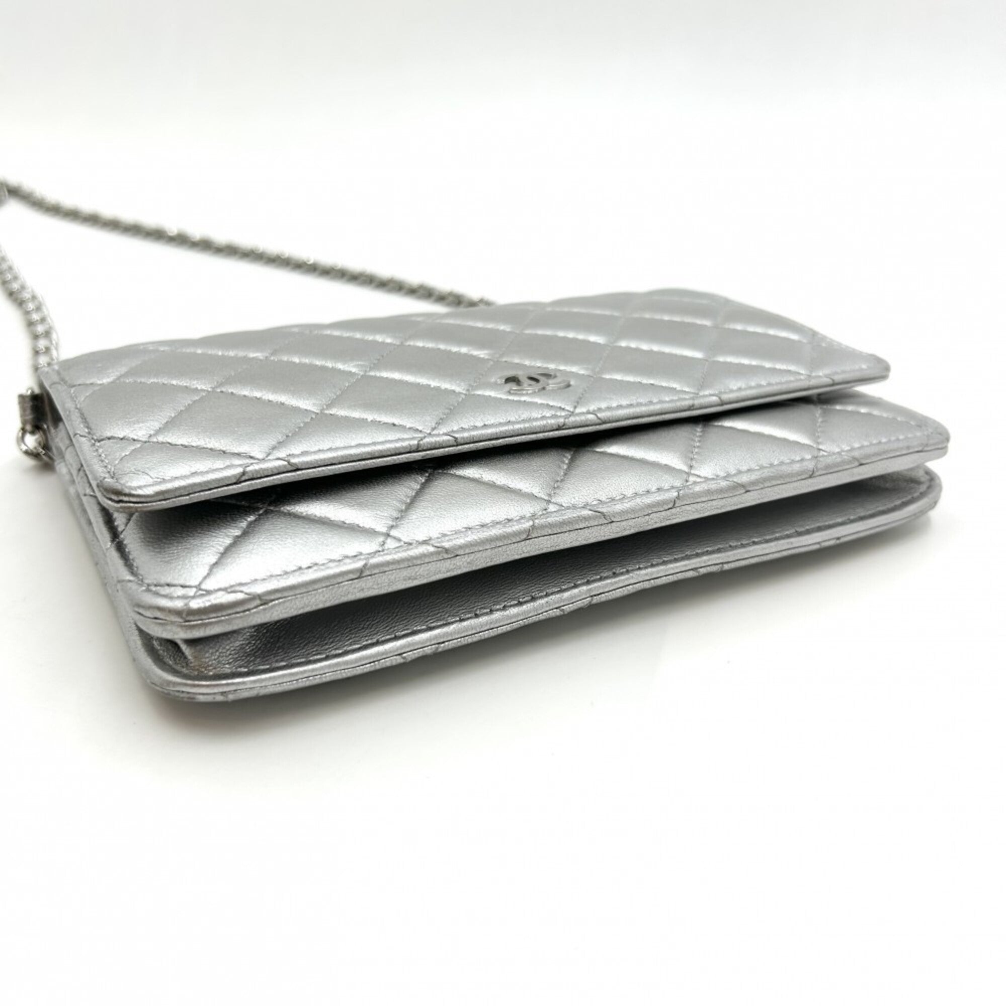 Chanel Matelasse Silver Leather Shoulder Bag (Pre-Owned)