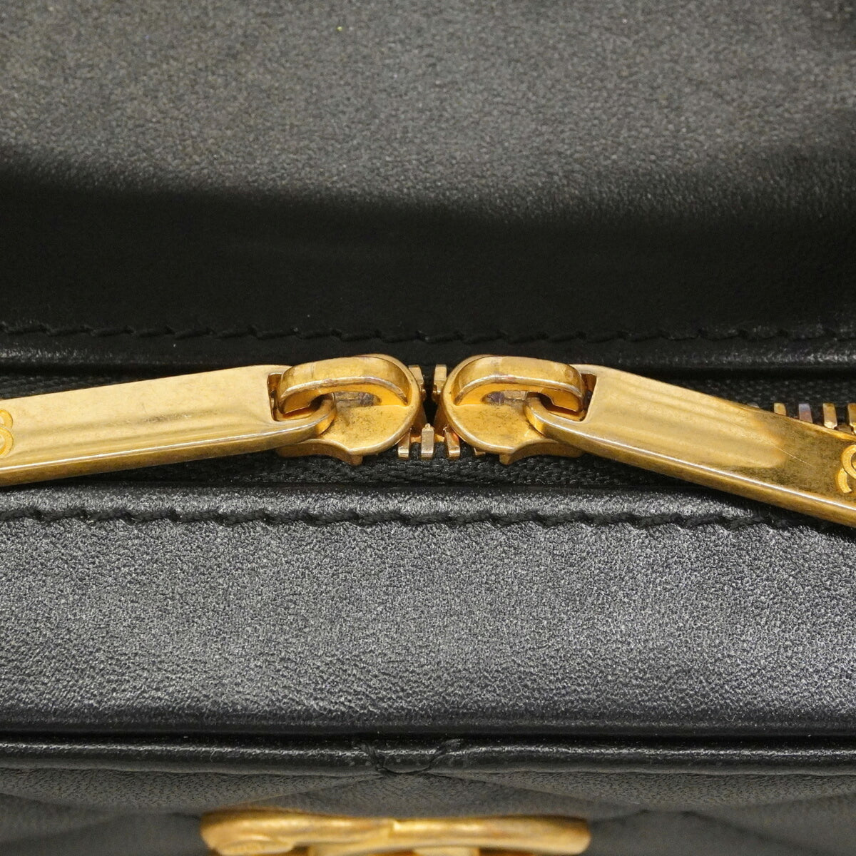 Chanel Black Leather Handbag (Pre-Owned)