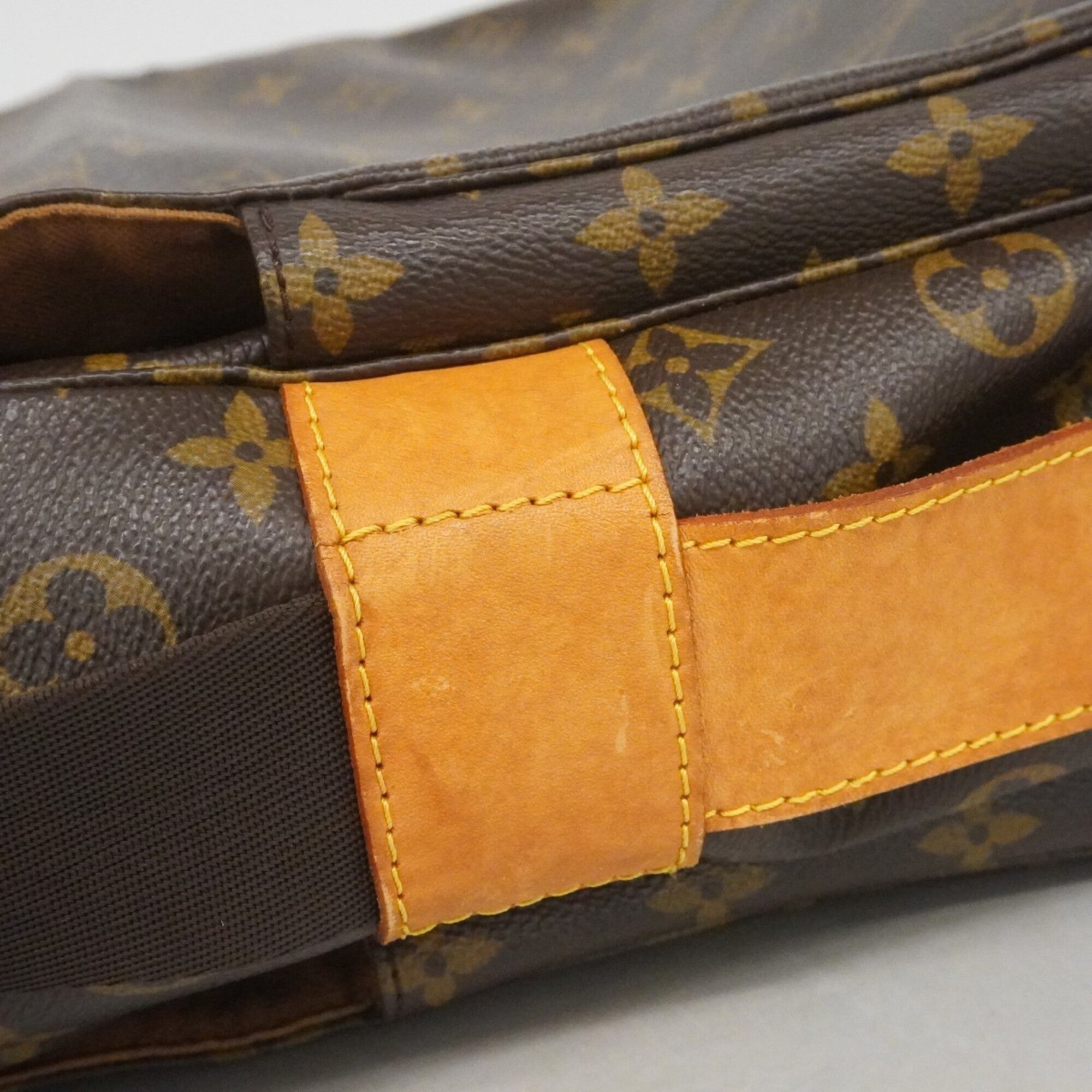 Louis Vuitton Brown Shoulder Bag (Pre-Owned)