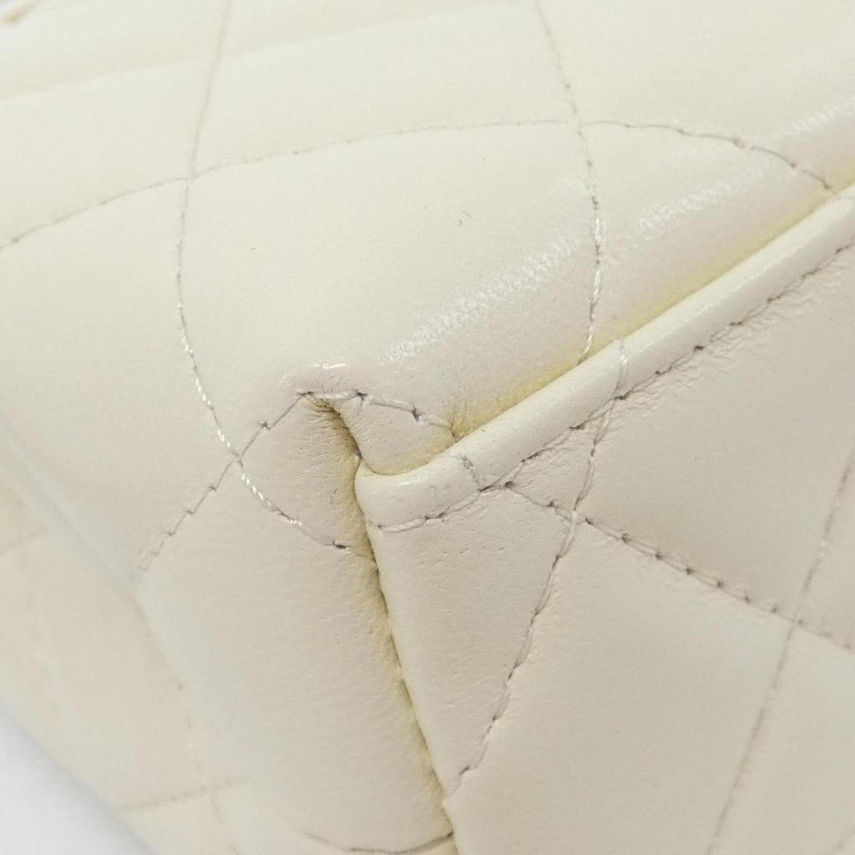 Chanel Ivory Leather Handbag (Pre-Owned)