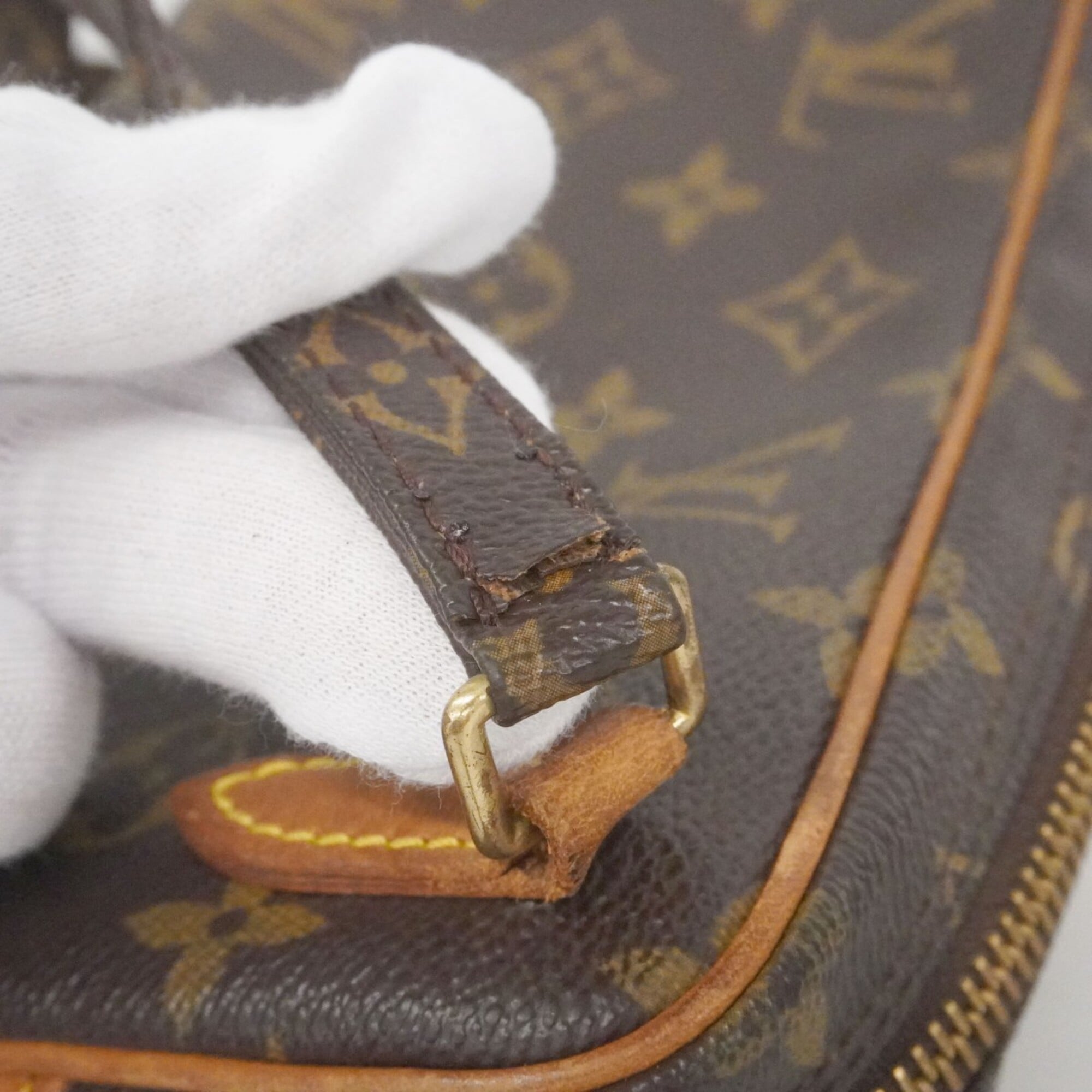Louis Vuitton Brown Shoulder Bag (Pre-Owned)