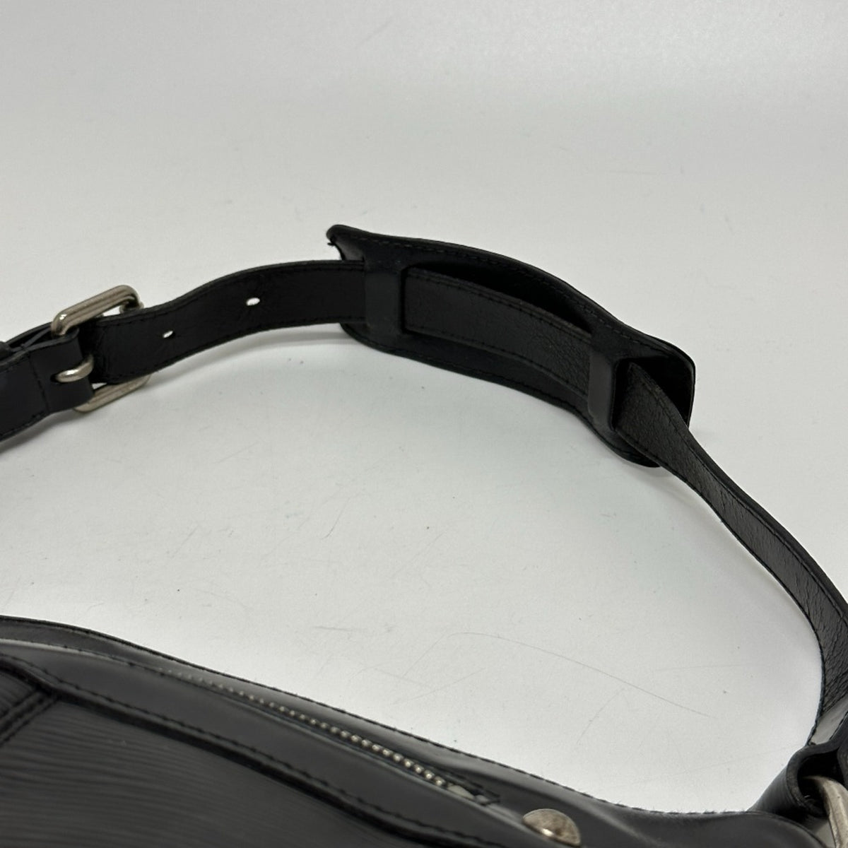 Louis Vuitton Black Leather Handbag (Pre-Owned)
