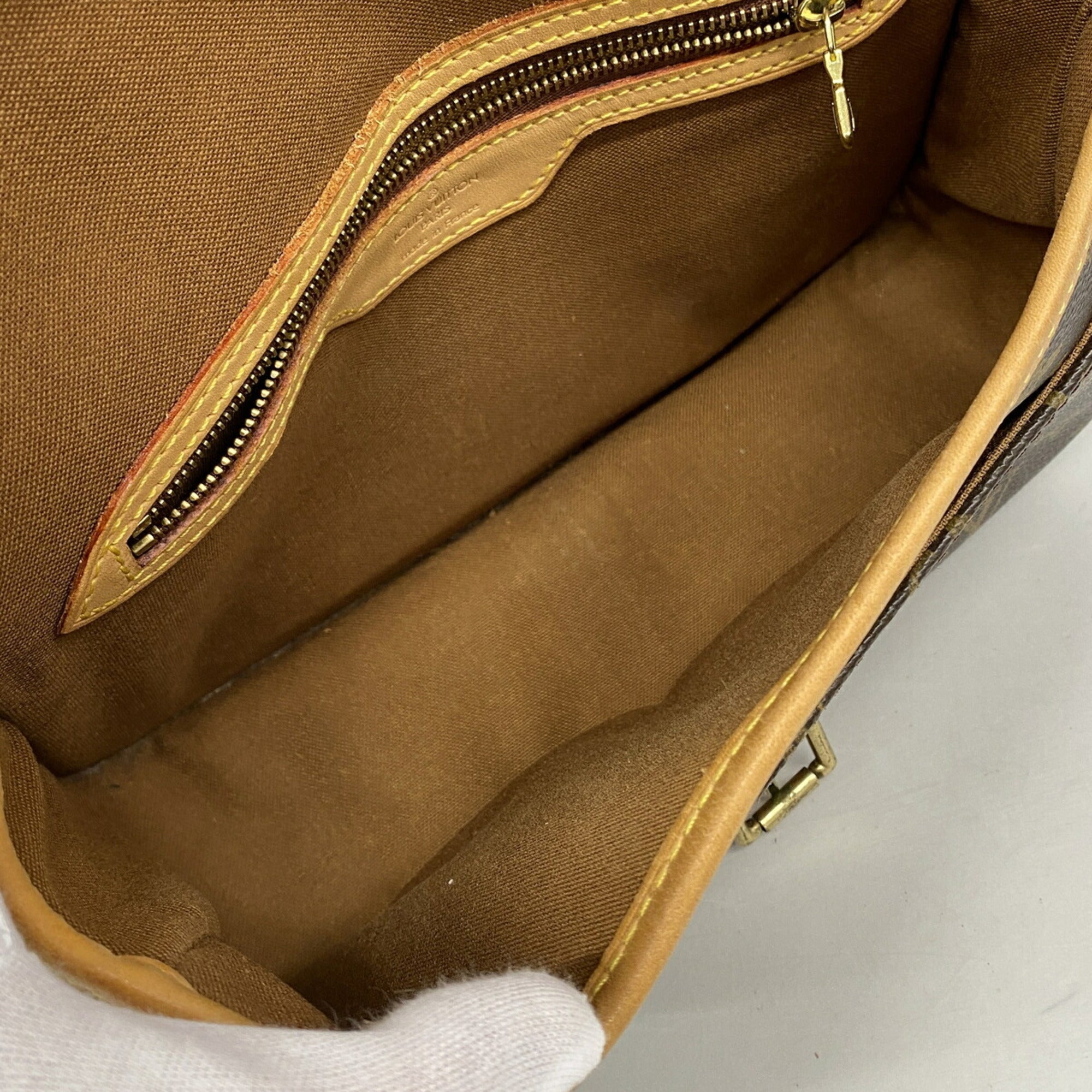 Louis Vuitton Brown Shoulder Bag (Pre-Owned)