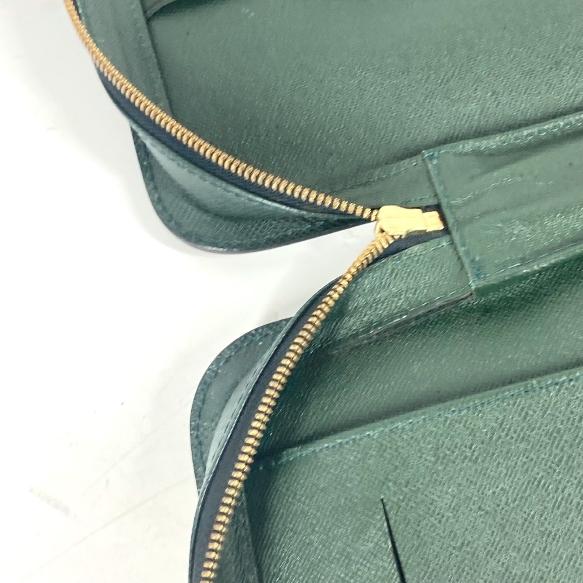 Louis Vuitton Episea Green Taiga Leather Briefcase Handbag (Pre-Owned)