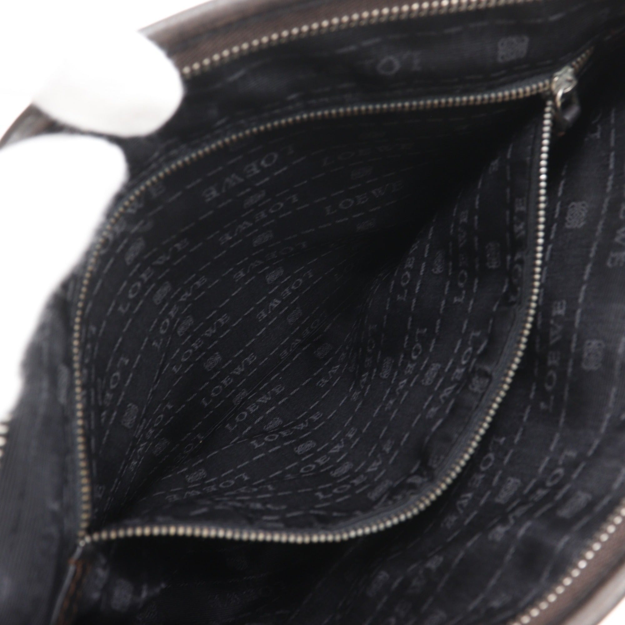 Loewe Black Leather Shoulder Bag (Pre-Owned)