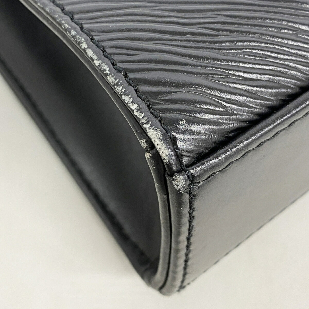 Louis Vuitton Noir Shoulder Bag (Pre-Owned)