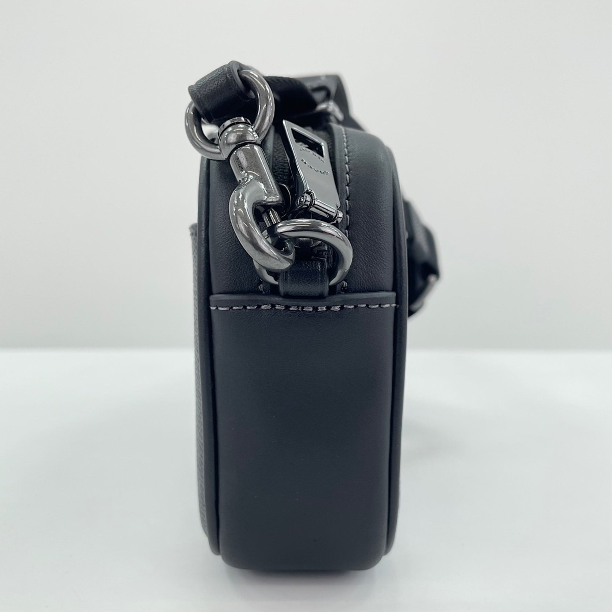 Coach Black White Leather Shoulder Bag (Pre-Owned)