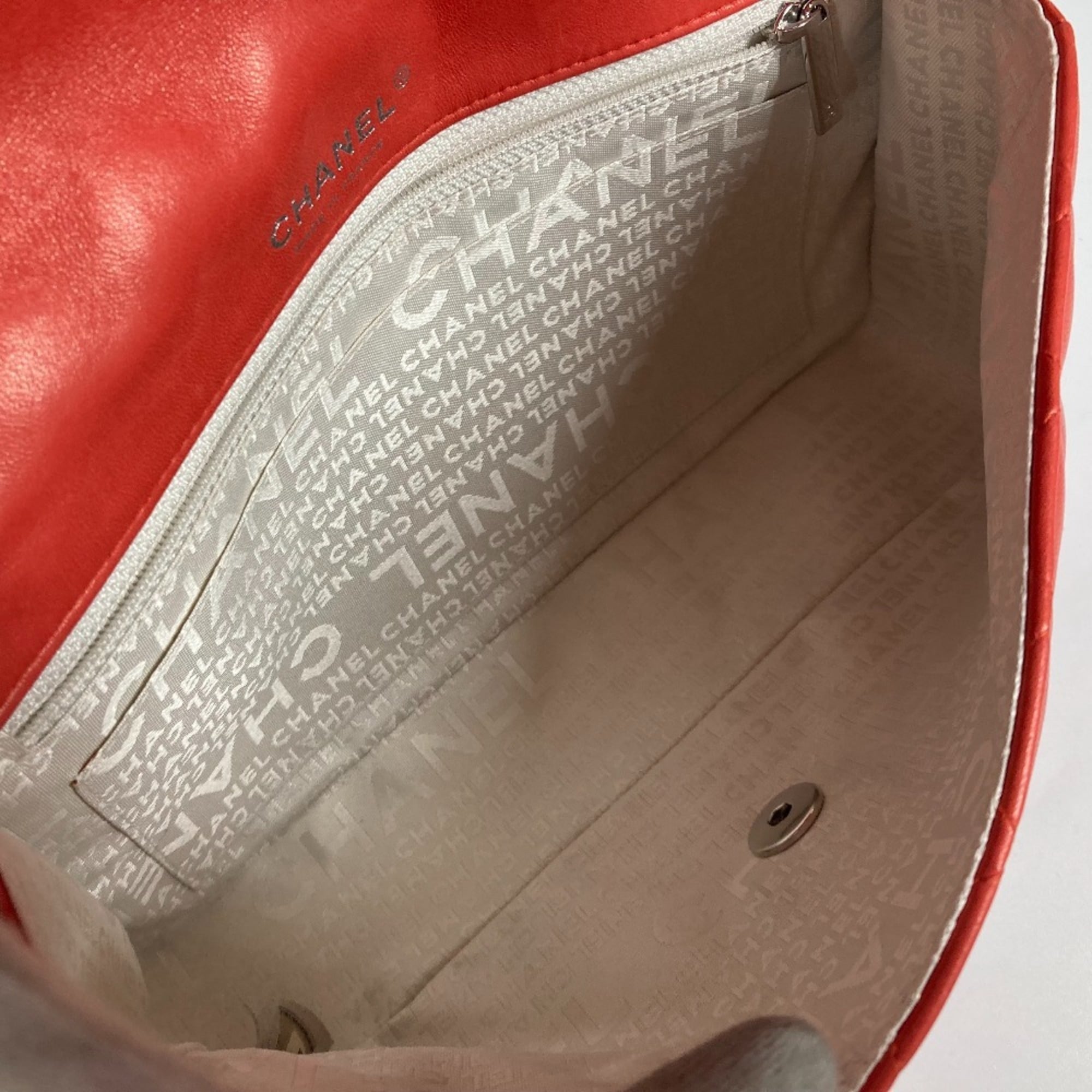 Chanel Red Color Leather Shoulder Bag (Pre-Owned)