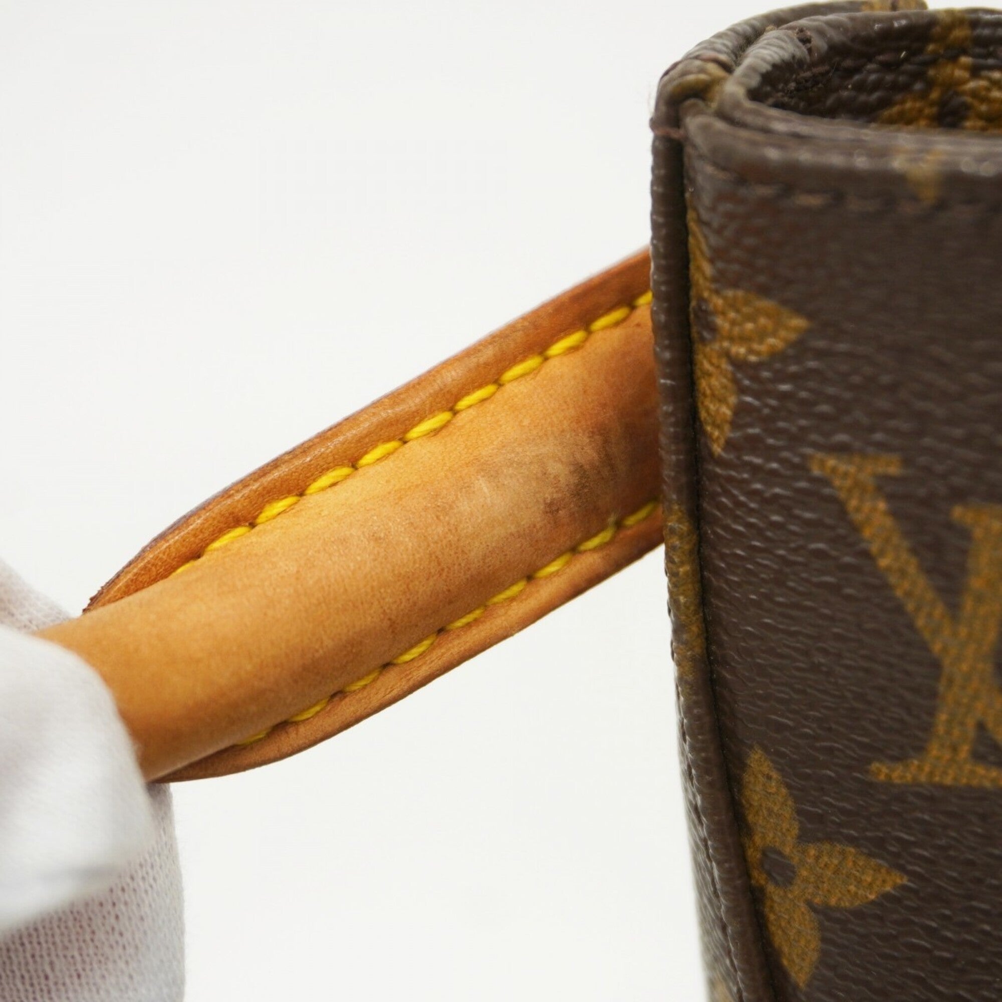 Louis Vuitton Brown Shoulder Bag (Pre-Owned)