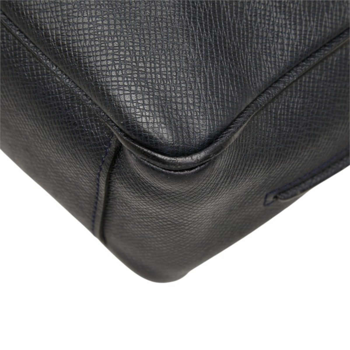 Louis Vuitton Taiga Navy Leather Messenger Bag Shoulder Bag (Pre-Owned)