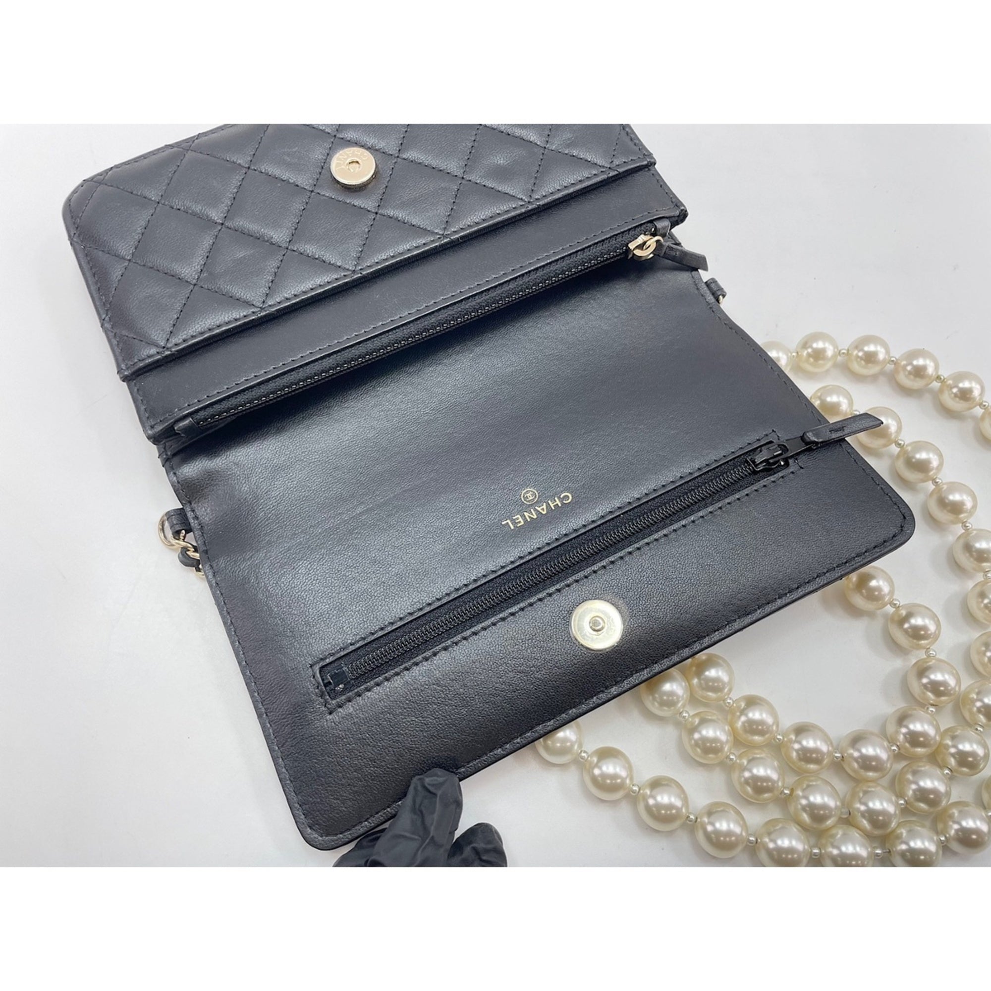 Chanel Black Shoulder Bag (Pre-Owned)