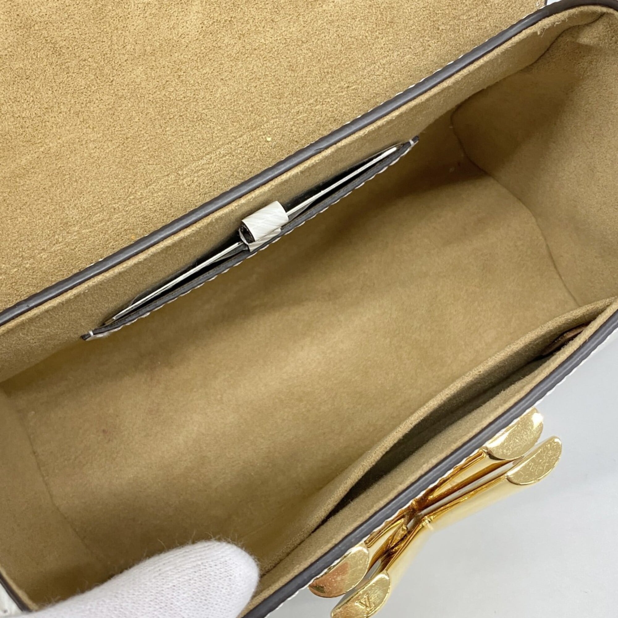 Louis Vuitton Blanc Shoulder Bag (Pre-Owned)