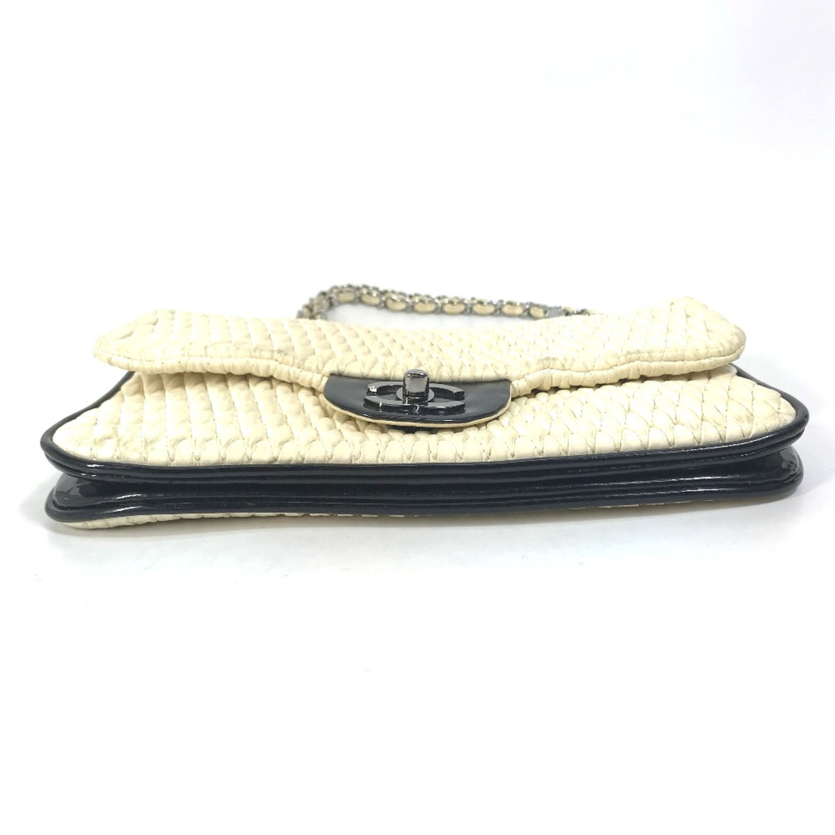 Chanel White Leather Shoulder Bag (Pre-Owned)