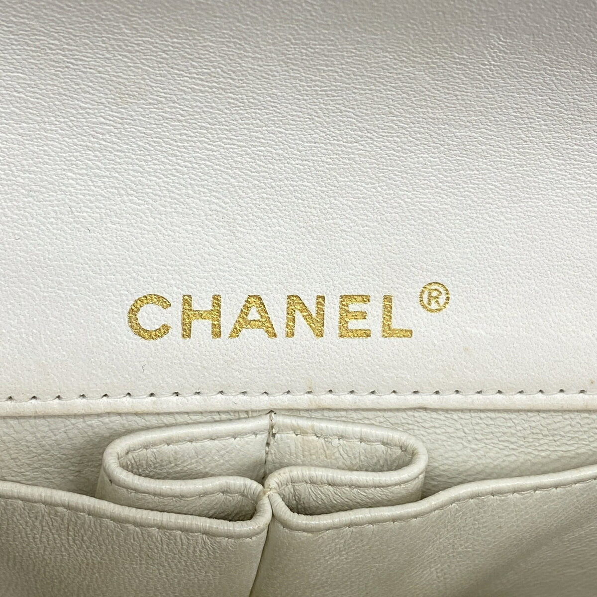 Chanel White Leather Shoulder Bag (Pre-Owned)