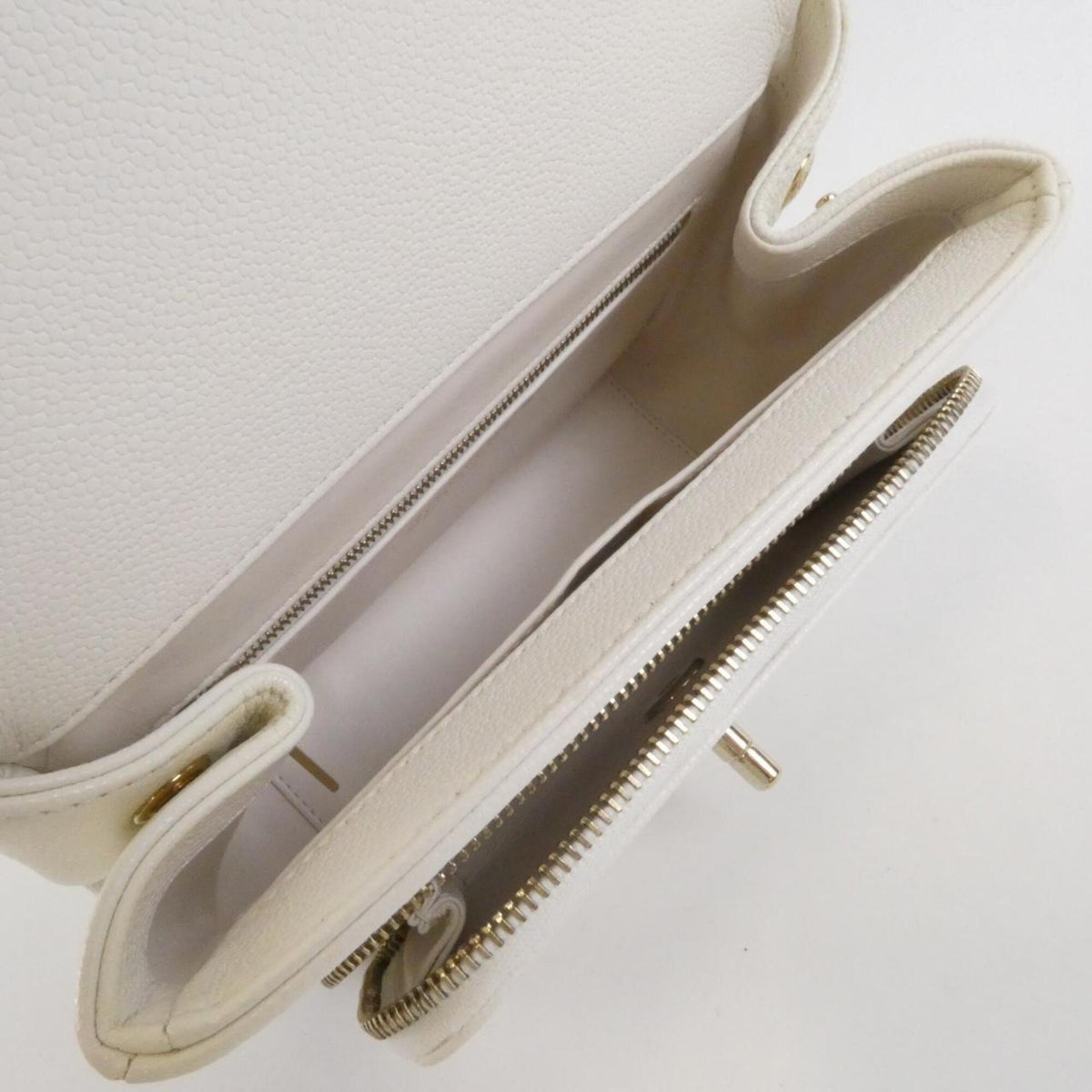 Chanel White Grained Calfskin Handbag (Pre-Owned)