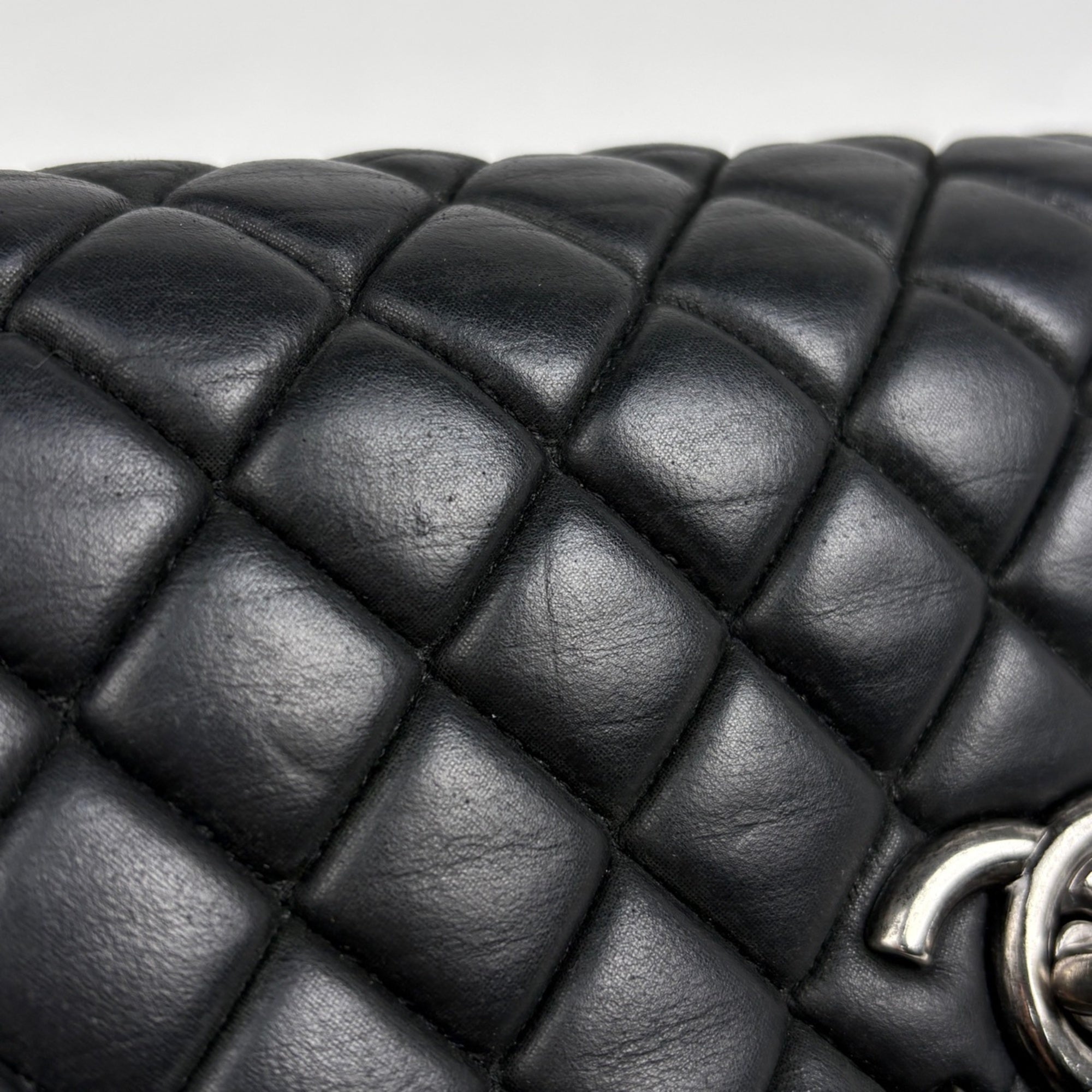 Chanel Black Leather Shoulder Bag (Pre-Owned)