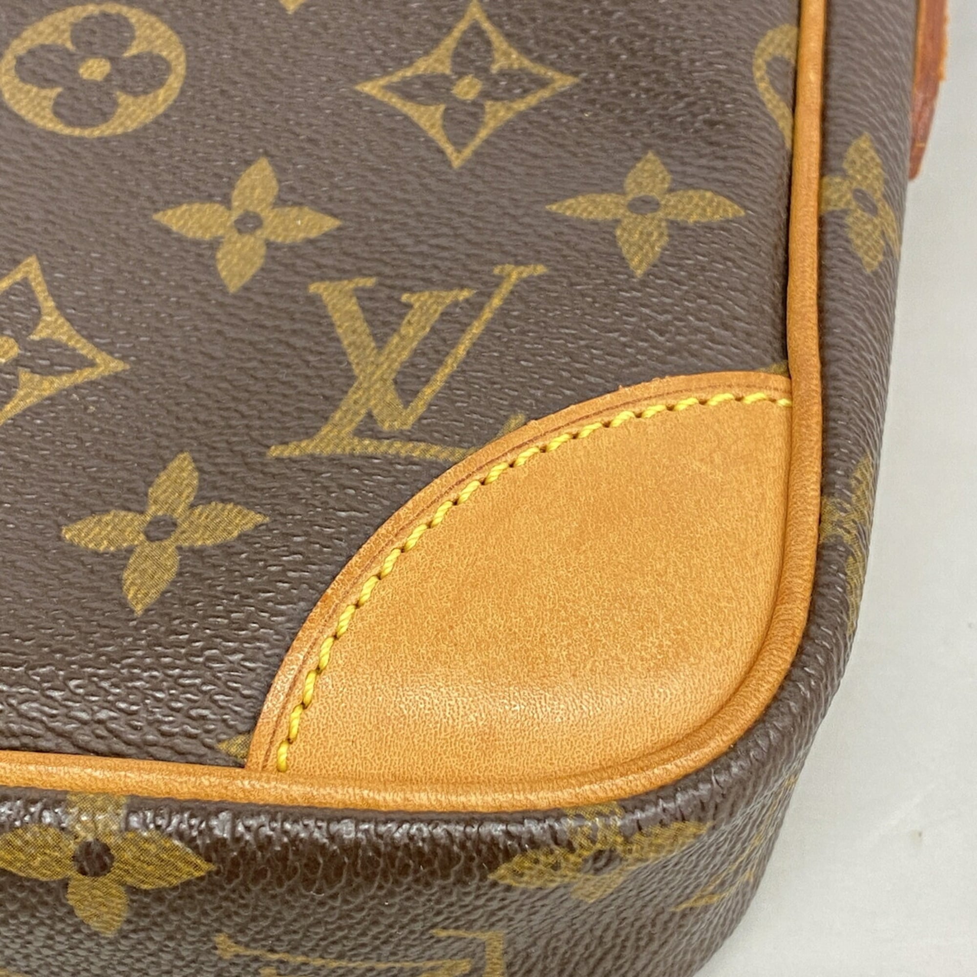 Louis Vuitton Brown Shoulder Bag (Pre-Owned)