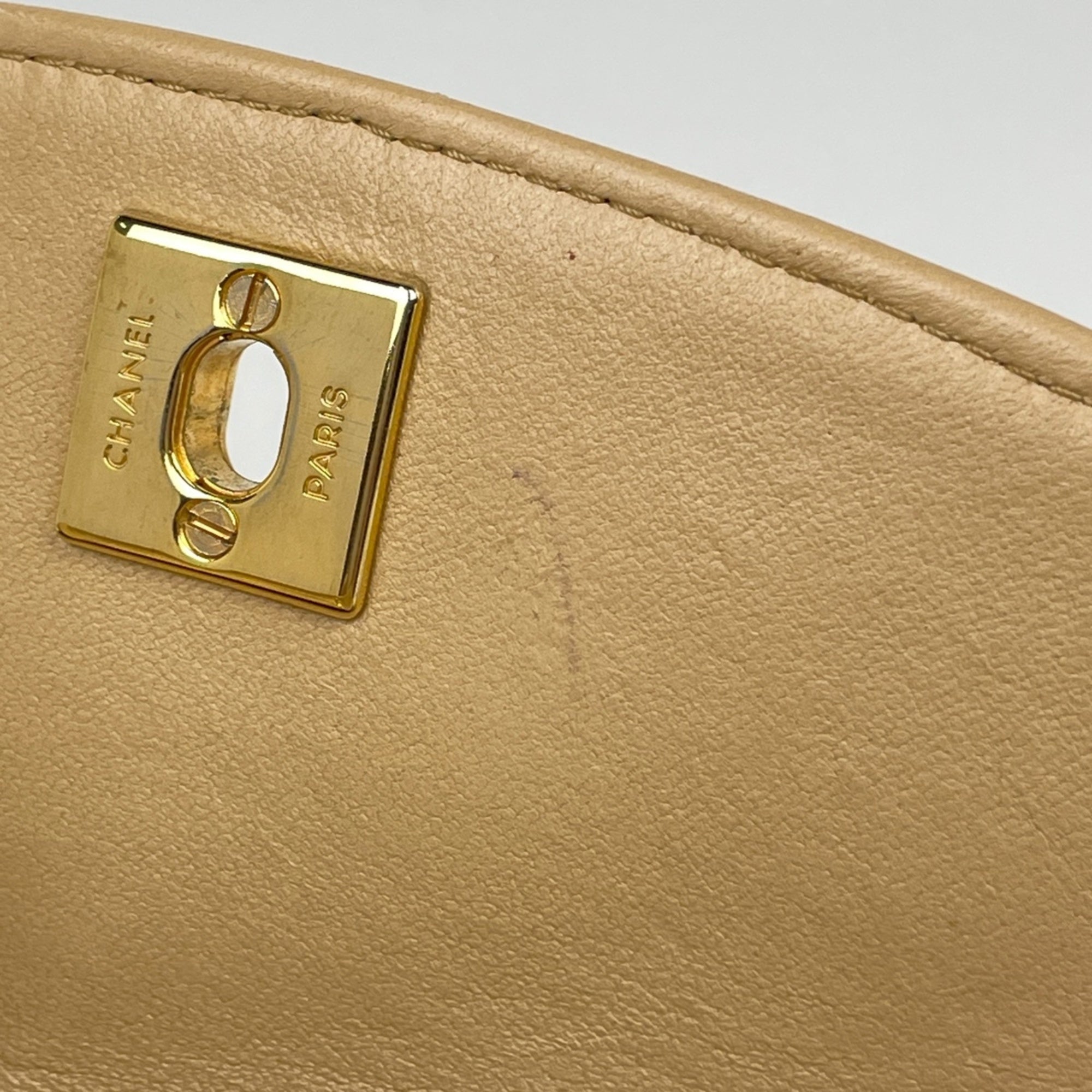 Chanel Beige Leather Shoulder Bag (Pre-Owned)