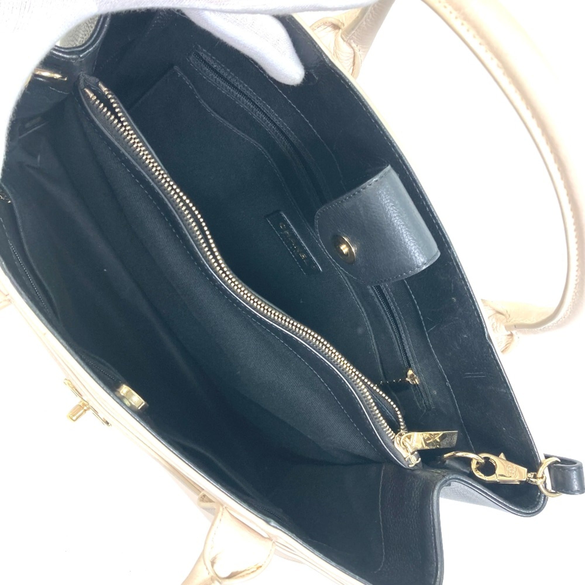Chanel Beige Leather Handbag (Pre-Owned)