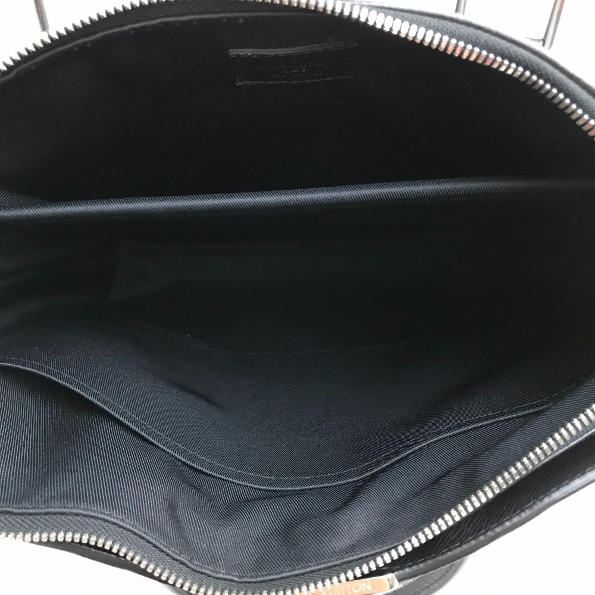 Louis Vuitton Taiga Black Noir Taiga Leather Handbag Shoulder Bag (Pre-Owned)