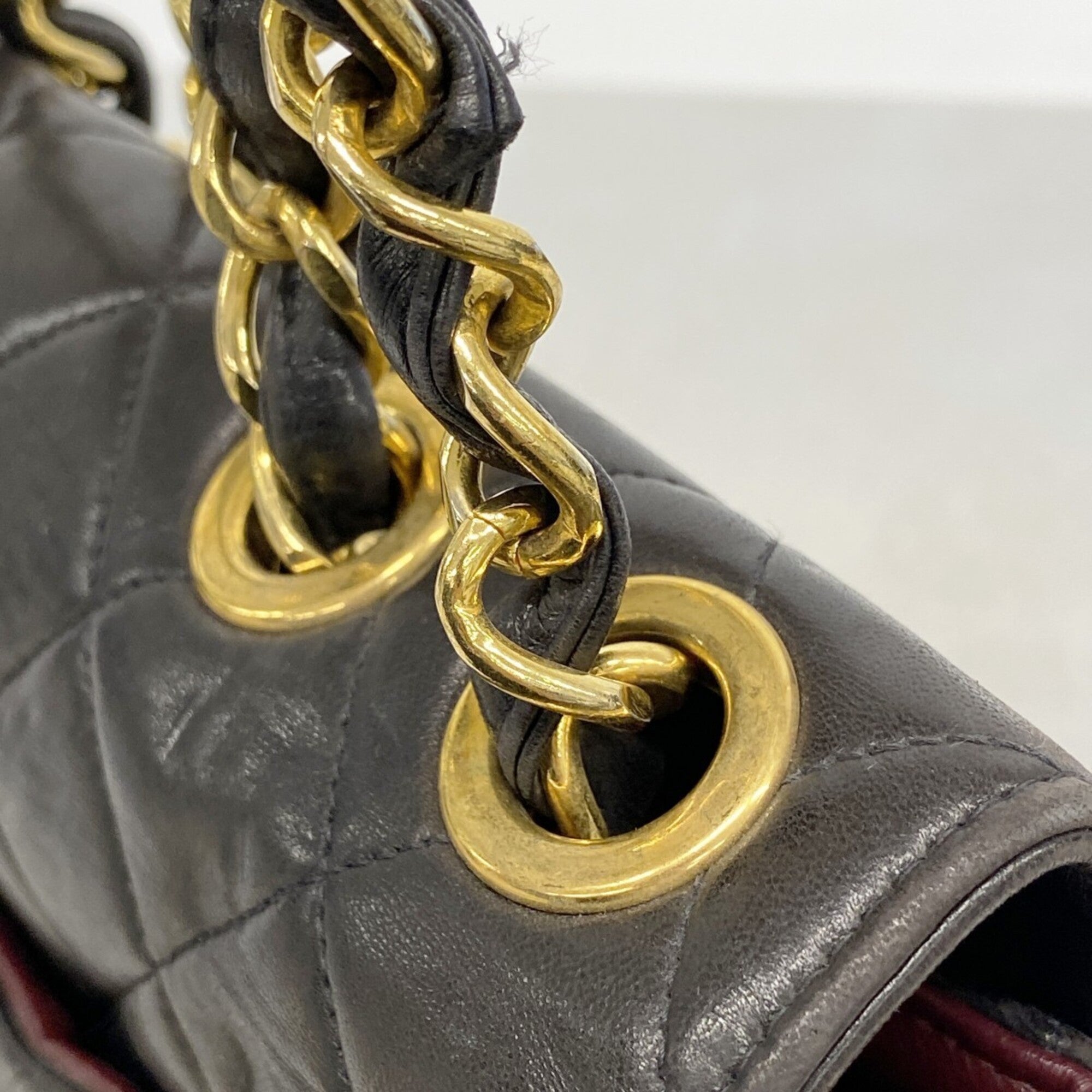 Chanel Black Leather Shoulder Bag (Pre-Owned)
