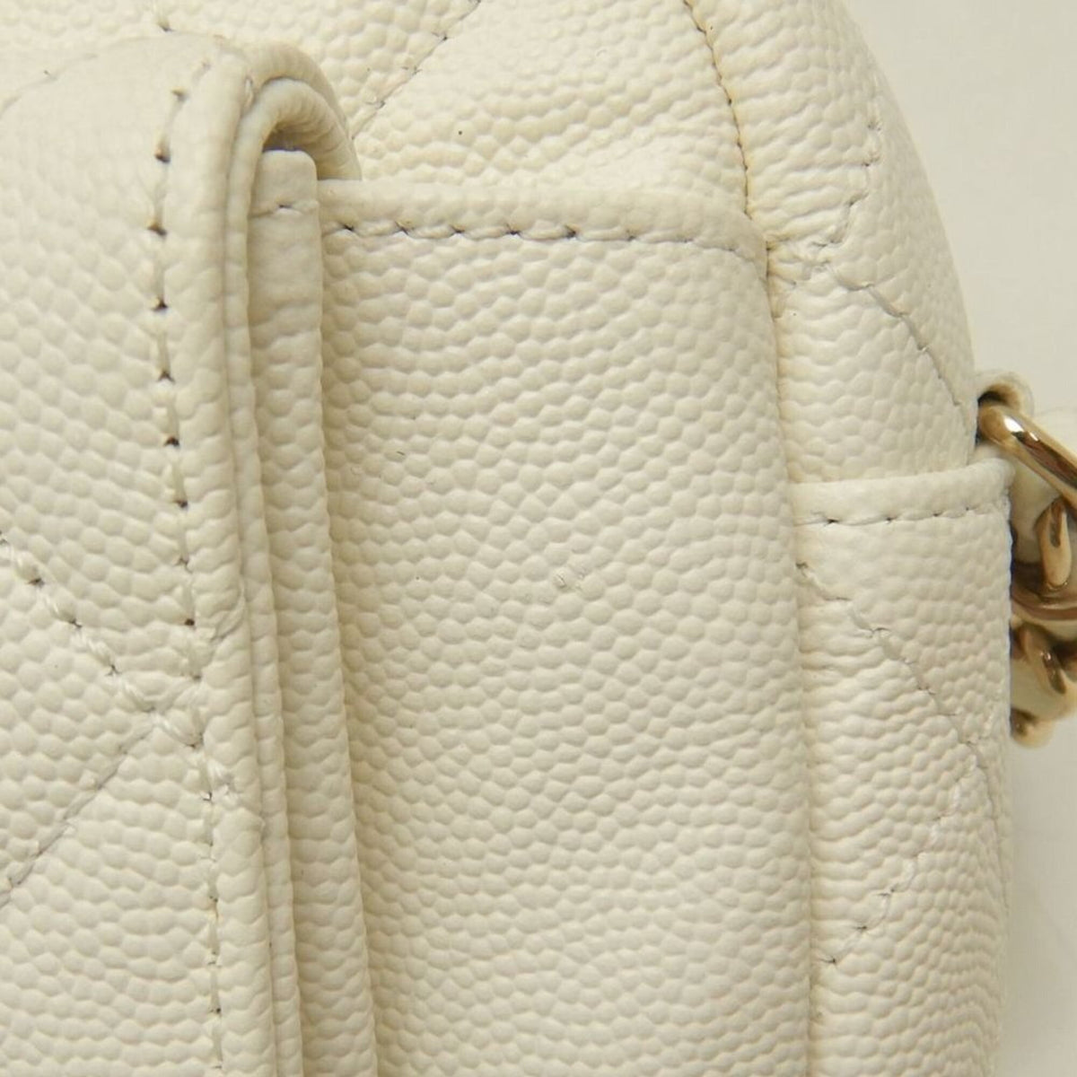 Chanel White Grained Calfskin Shoulder Bag (Pre-Owned)