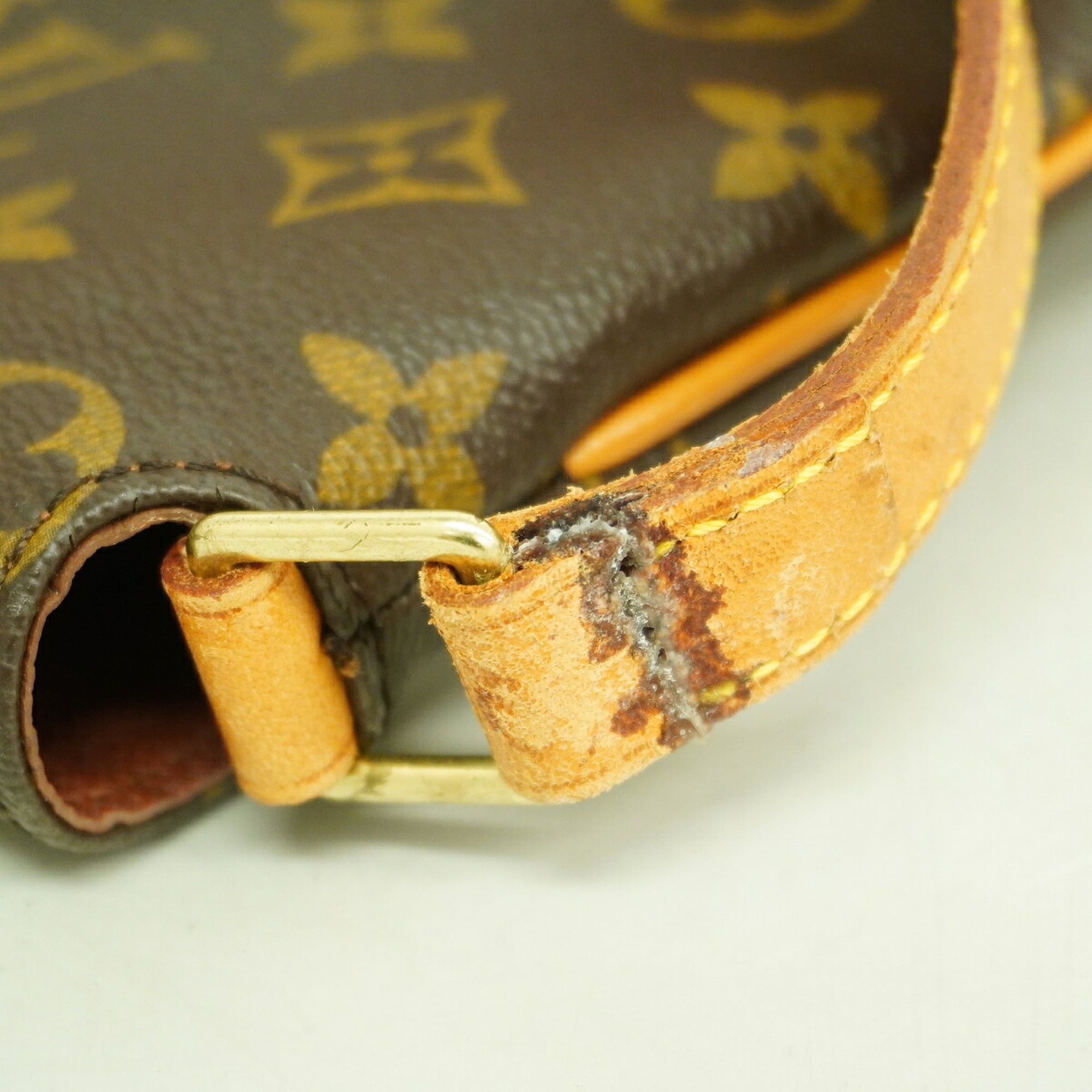 Louis Vuitton Brown Shoulder Bag (Pre-Owned)