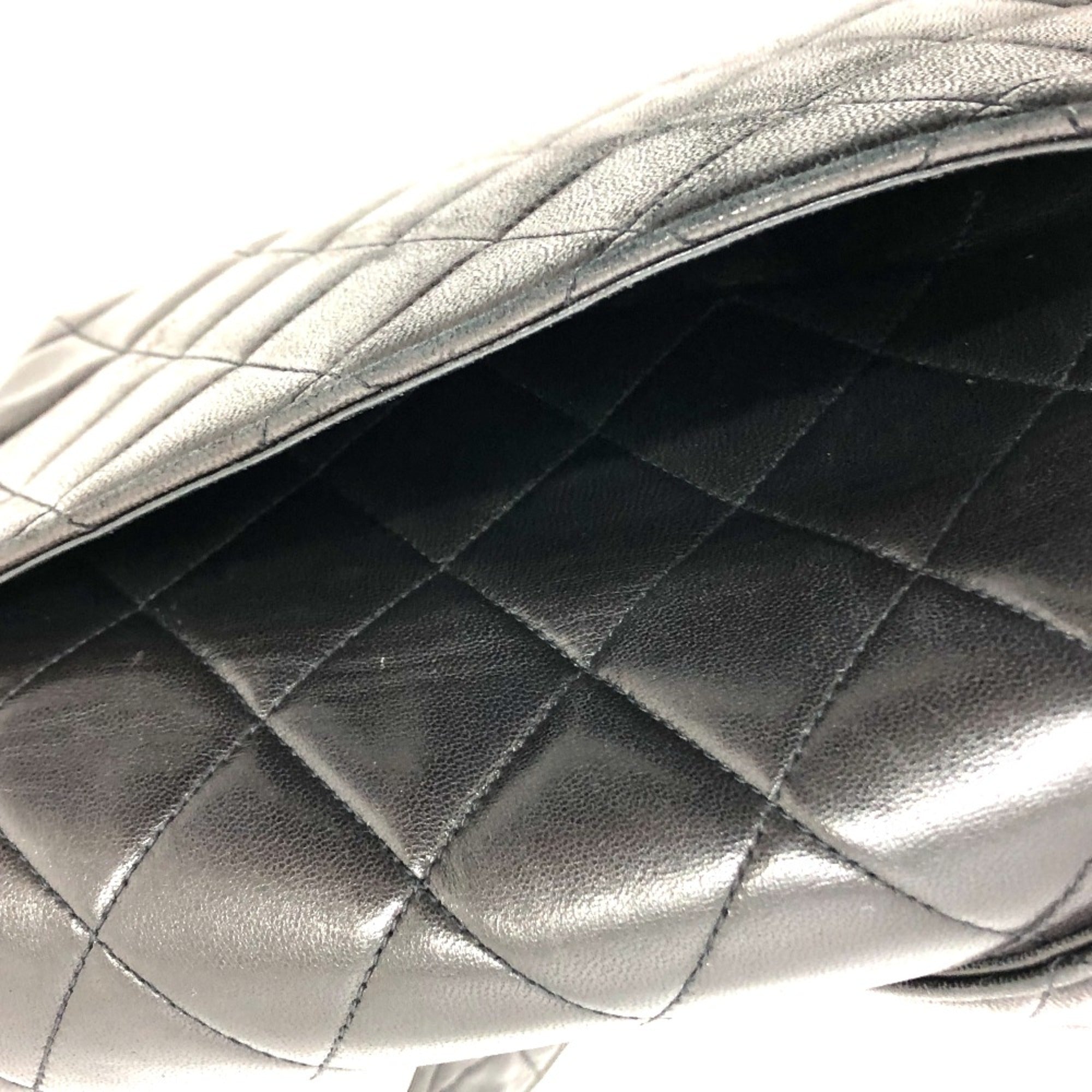 Chanel Black Leather Shoulder Bag (Pre-Owned)