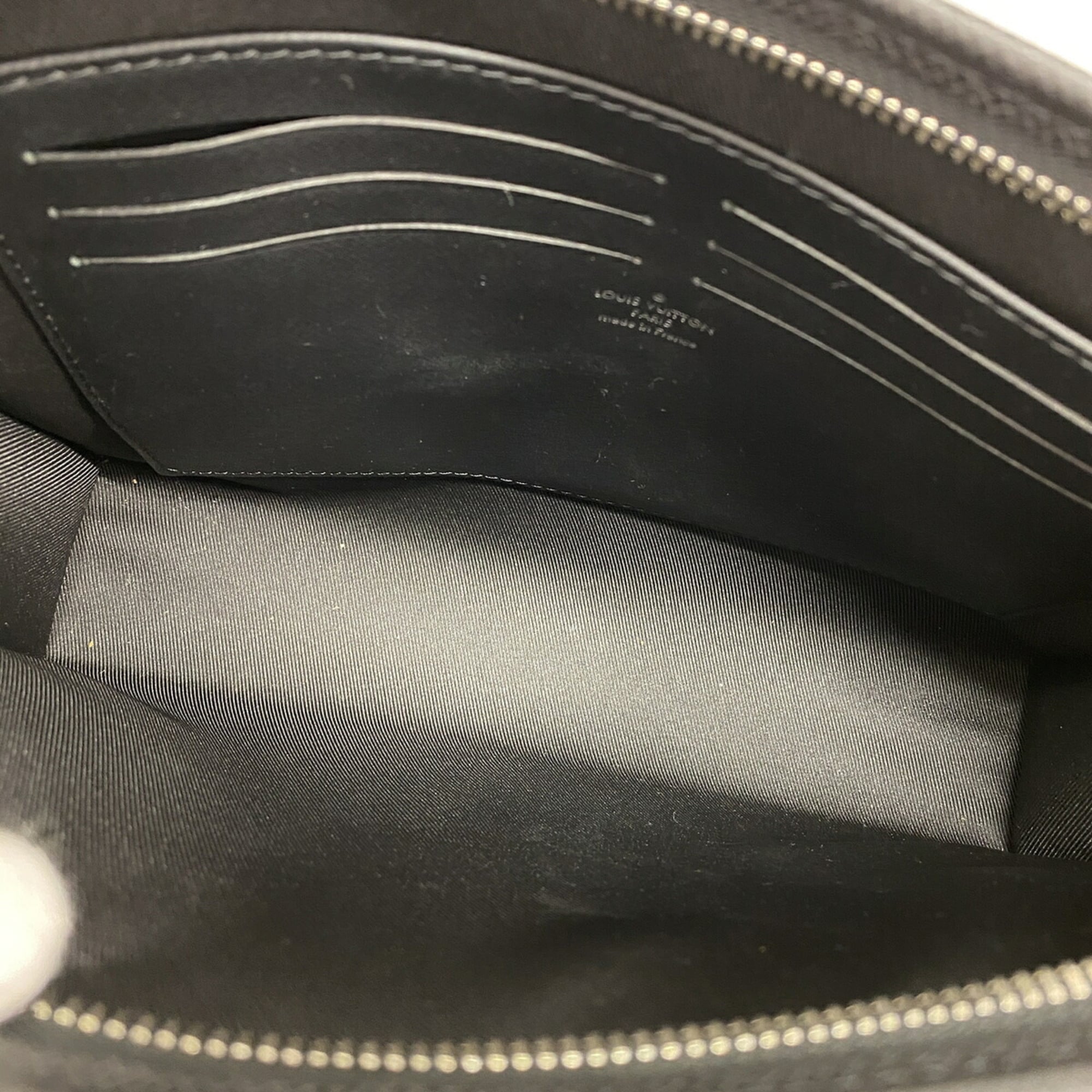 Louis Vuitton Noir Clutch Bag (Pre-Owned)