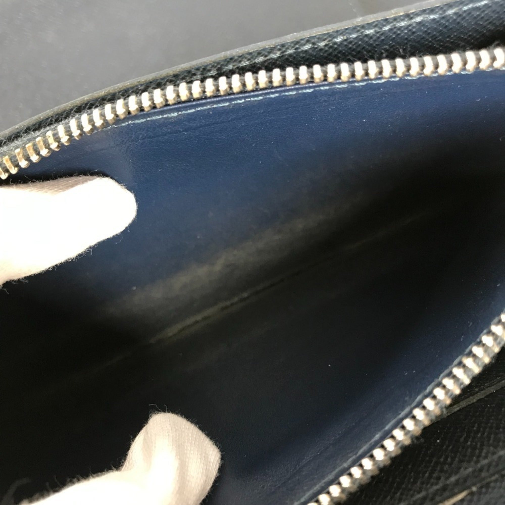 Louis Vuitton Taiga Blue Taiga Leather Long Wallet (Bi-Fold) (Pre-Owned)
