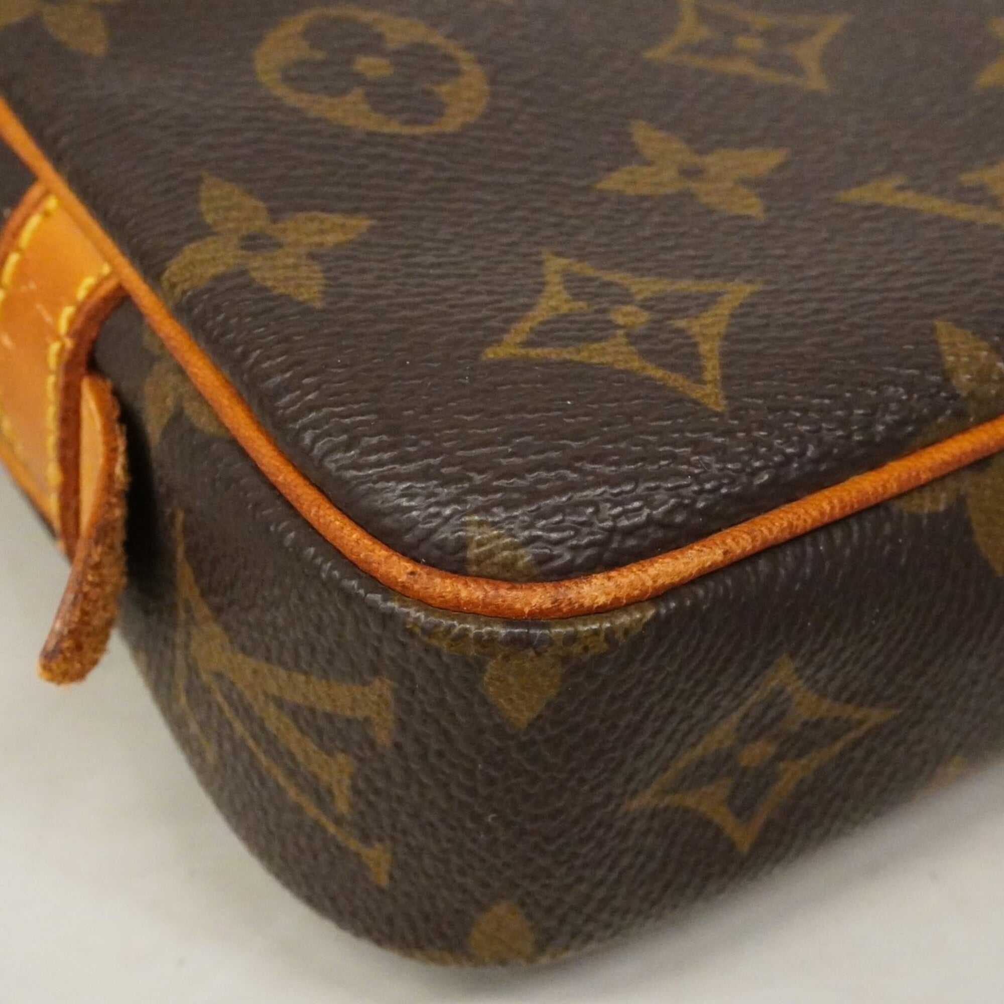 Louis Vuitton Brown Shoulder Bag (Pre-Owned)