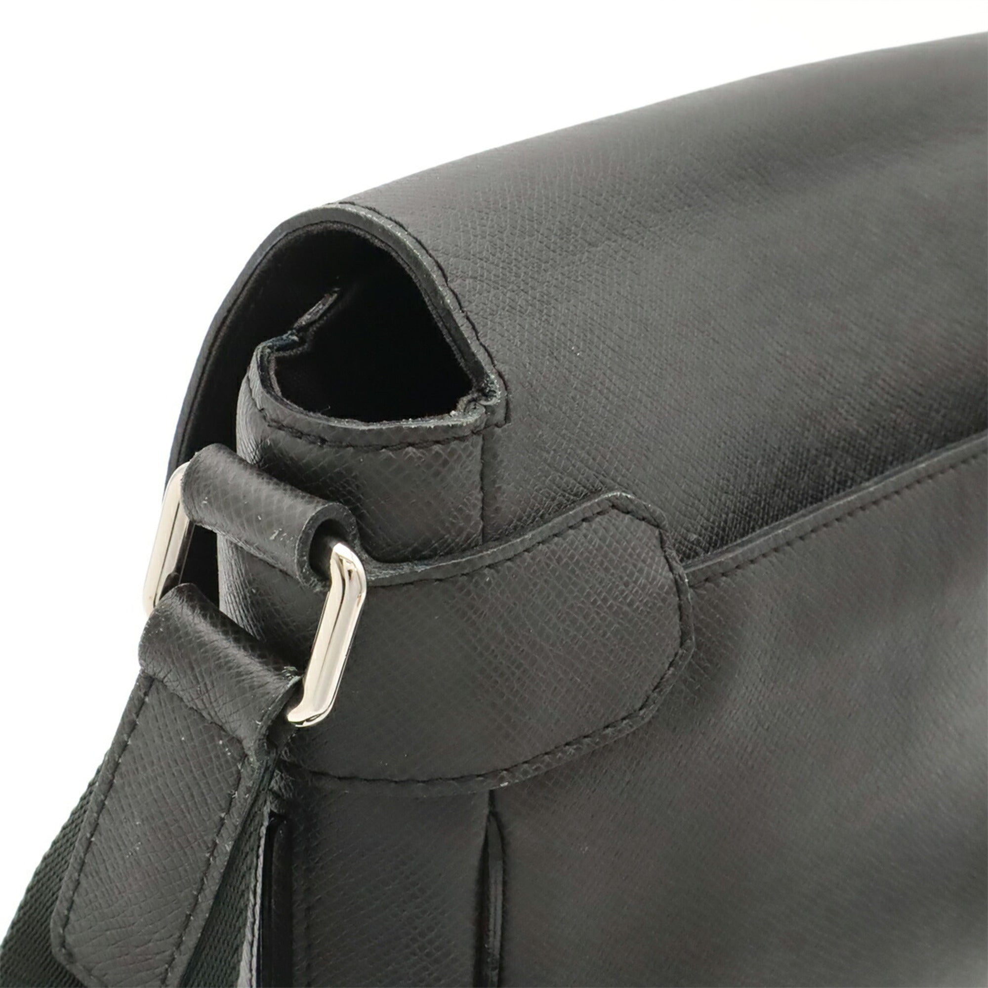 Louis Vuitton Ardoise Black Taiga Leather Handbag Shoulder Bag (Pre-Owned)