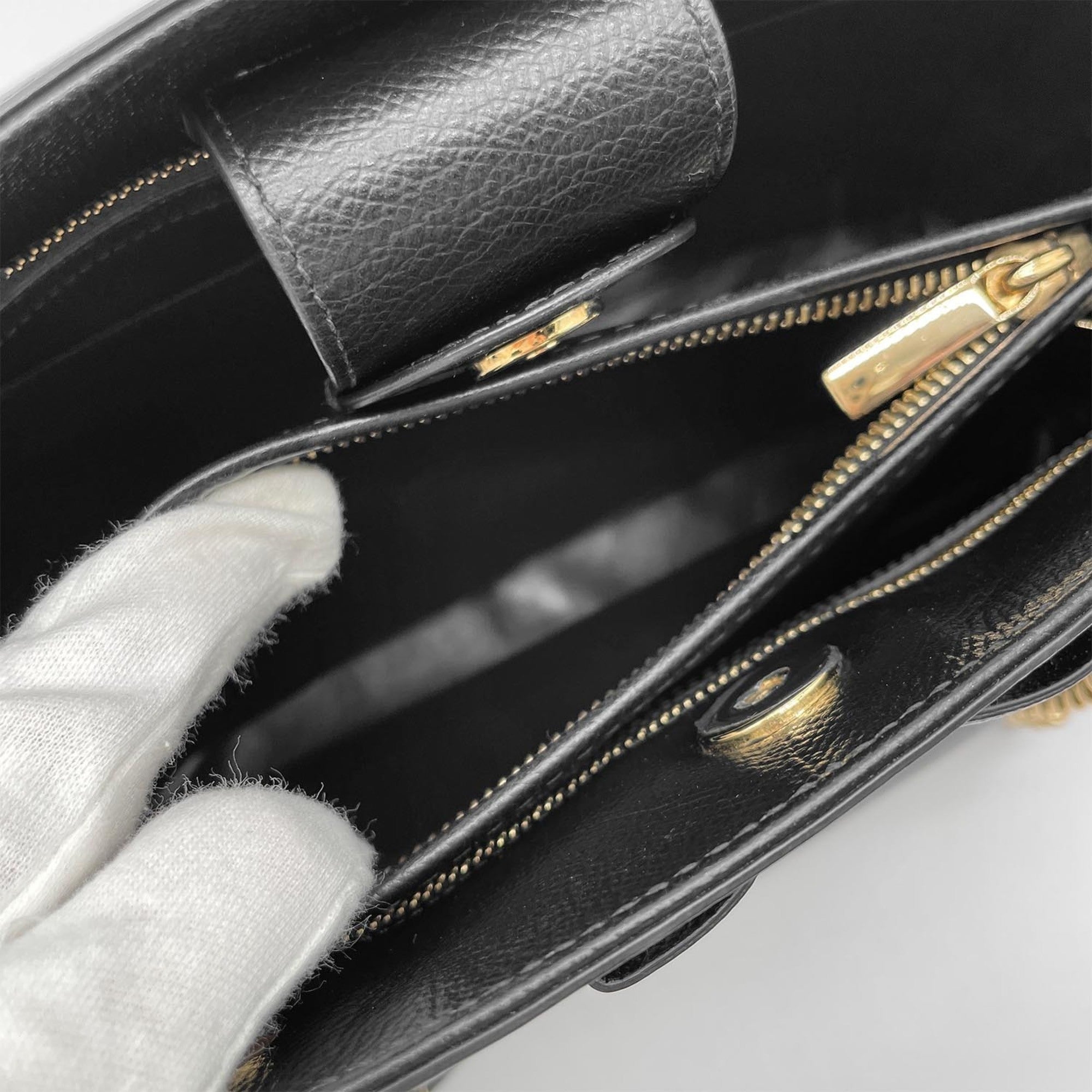 Salvatore Ferragamo Black Leather Shoulder Bag (Pre-Owned)