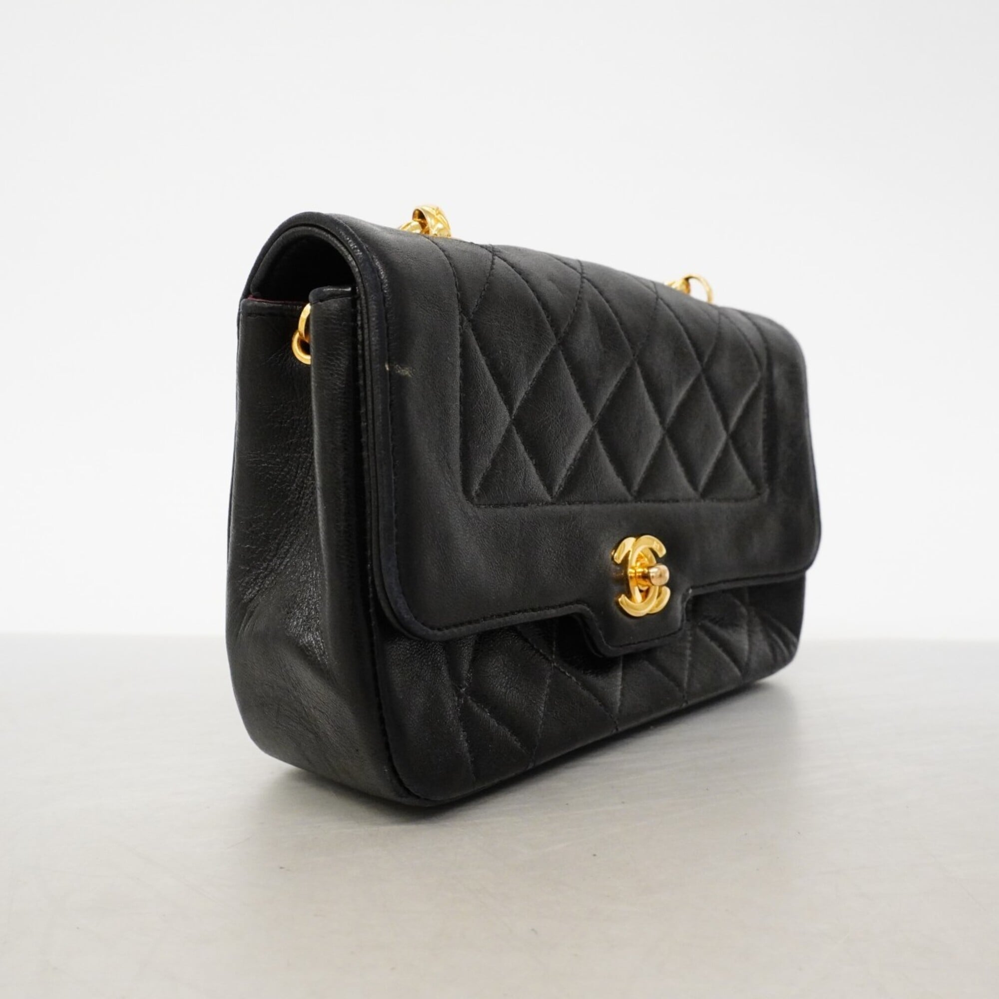 Chanel Black Leather Shoulder Bag (Pre-Owned)