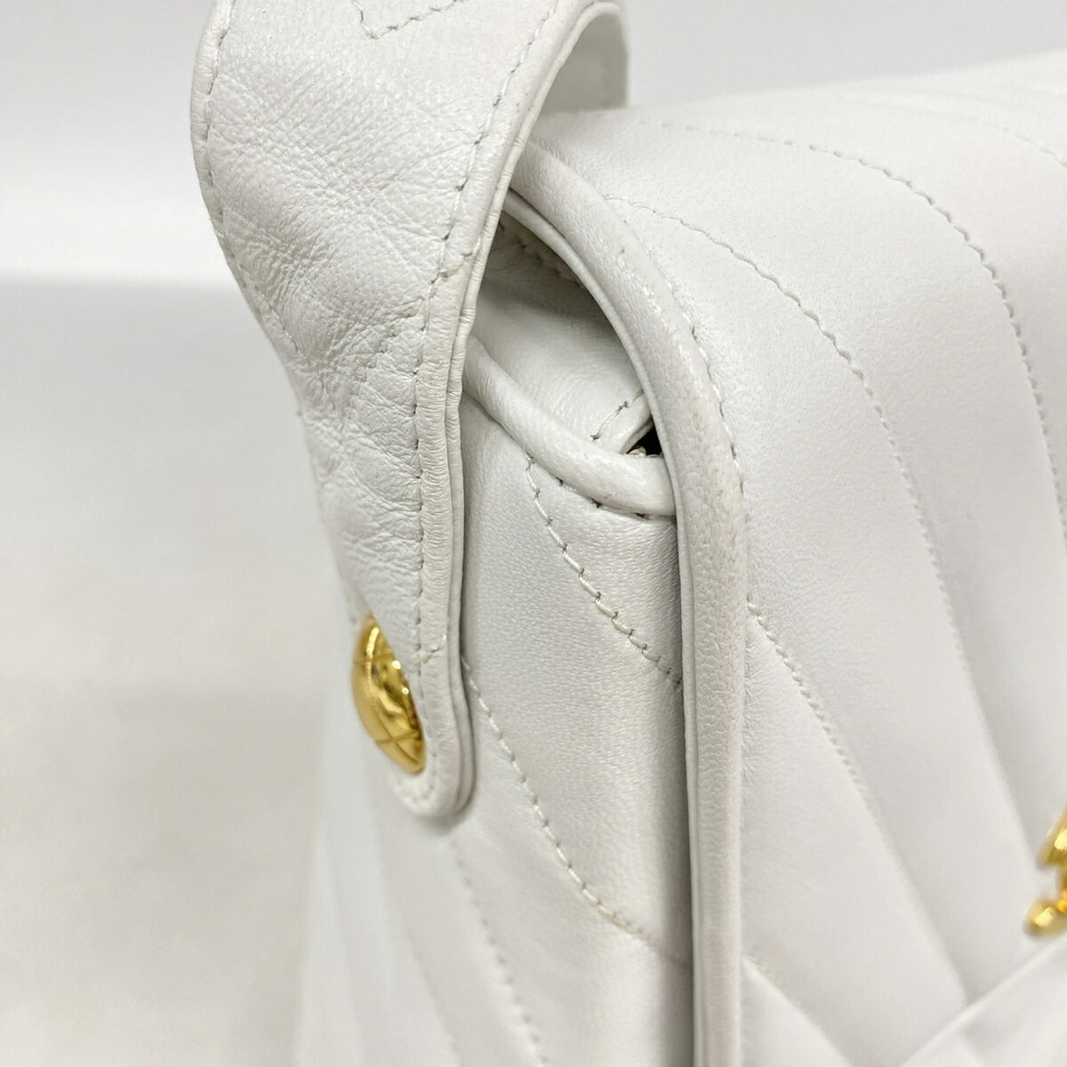 Chanel White Leather Shoulder Bag (Pre-Owned)