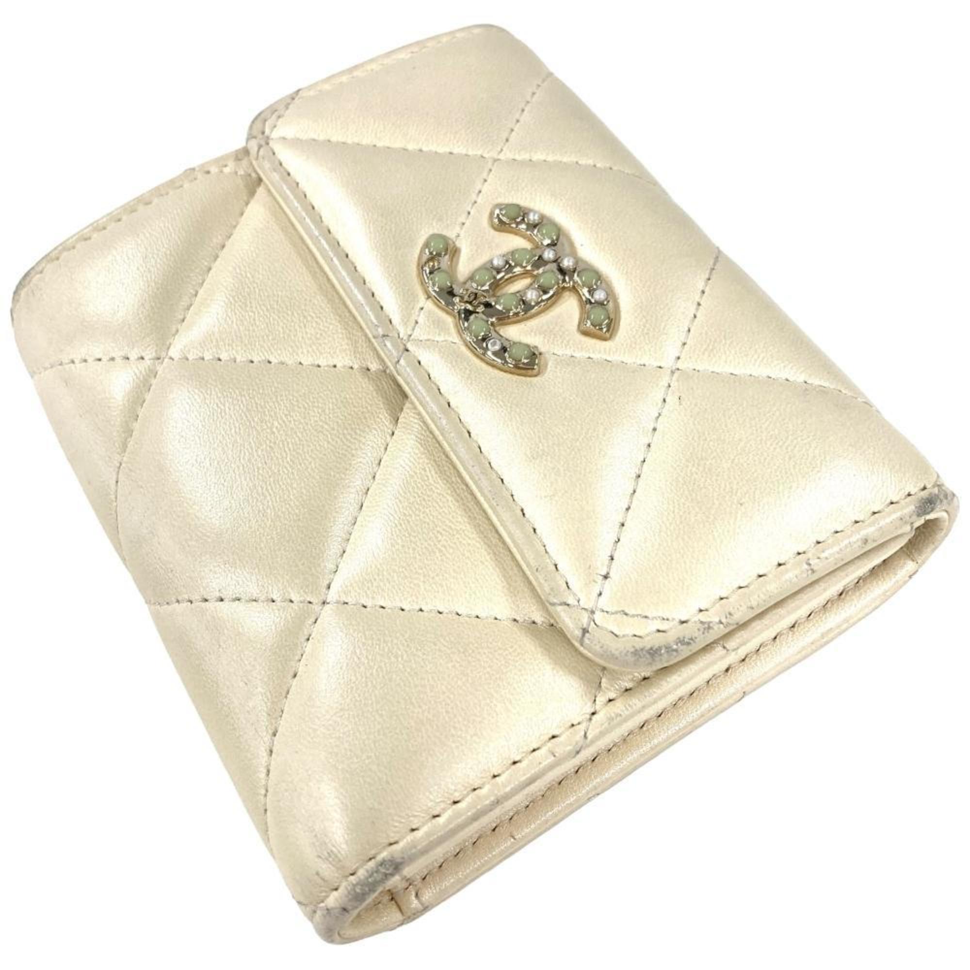 Chanel White Leather Wallet (Tri-Fold) (Pre-Owned)