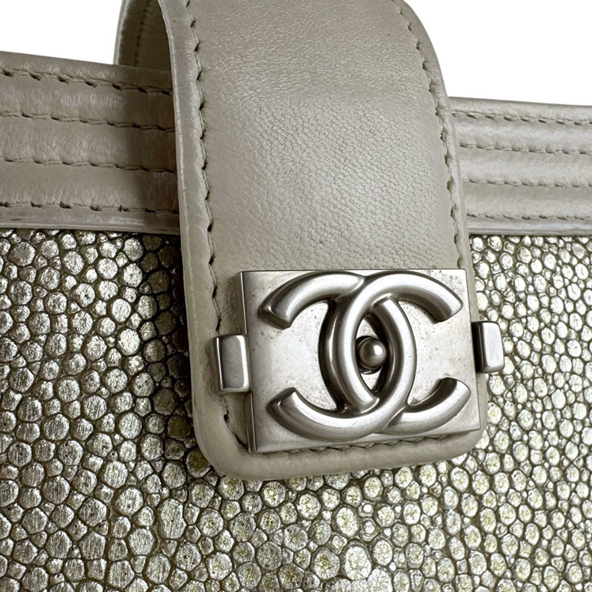 Chanel Ivory Leather Shoulder Bag (Pre-Owned)