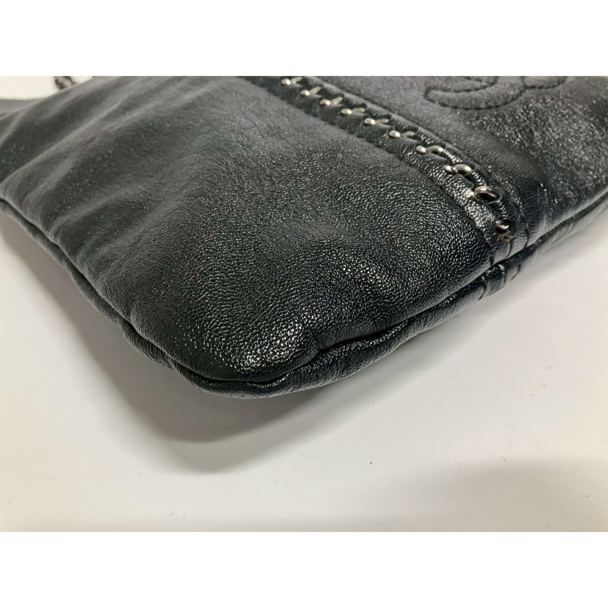 Chanel Black Leather Shoulder Bag (Pre-Owned)