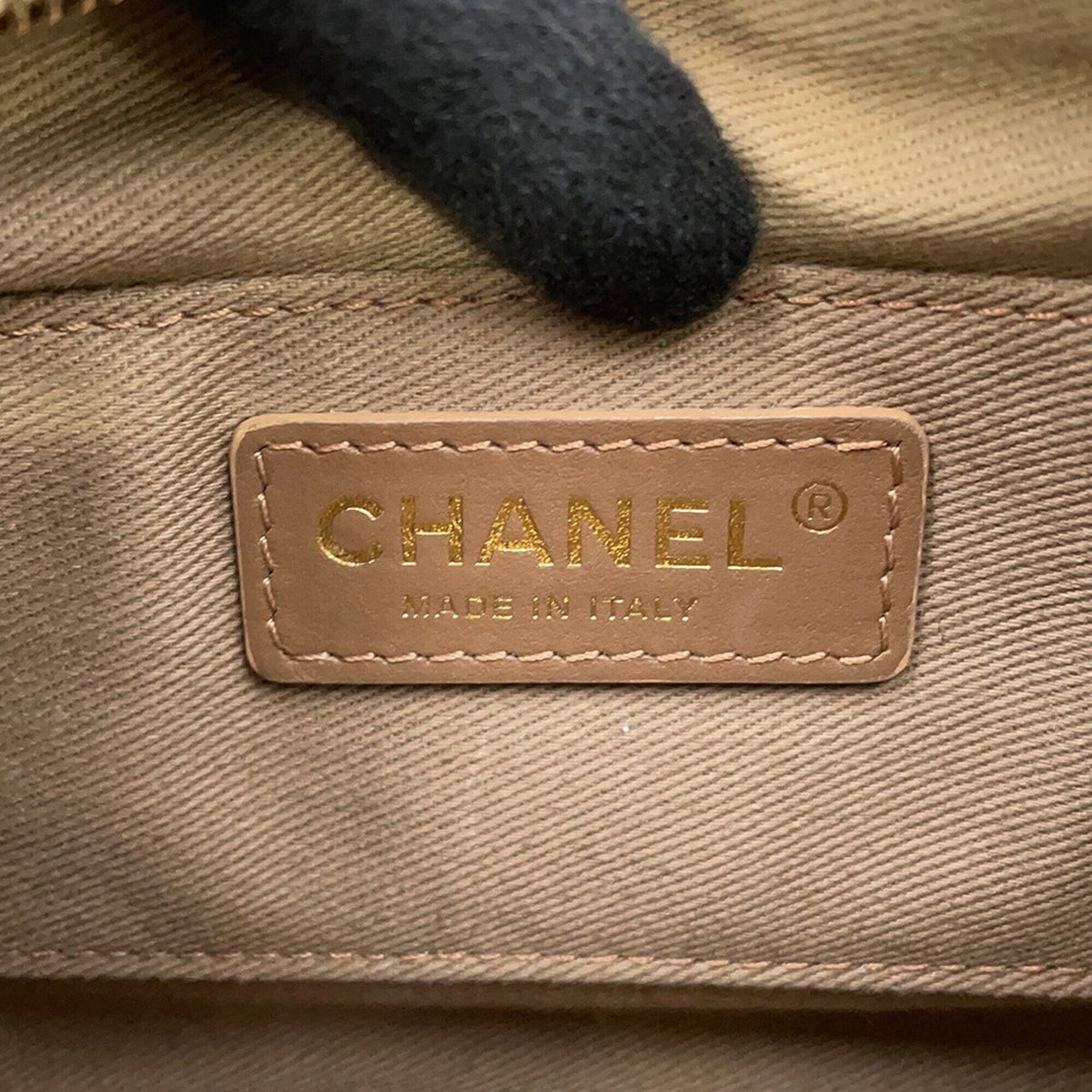 Chanel Ivory Leather Handbag Shoulder Bag (Pre-Owned)