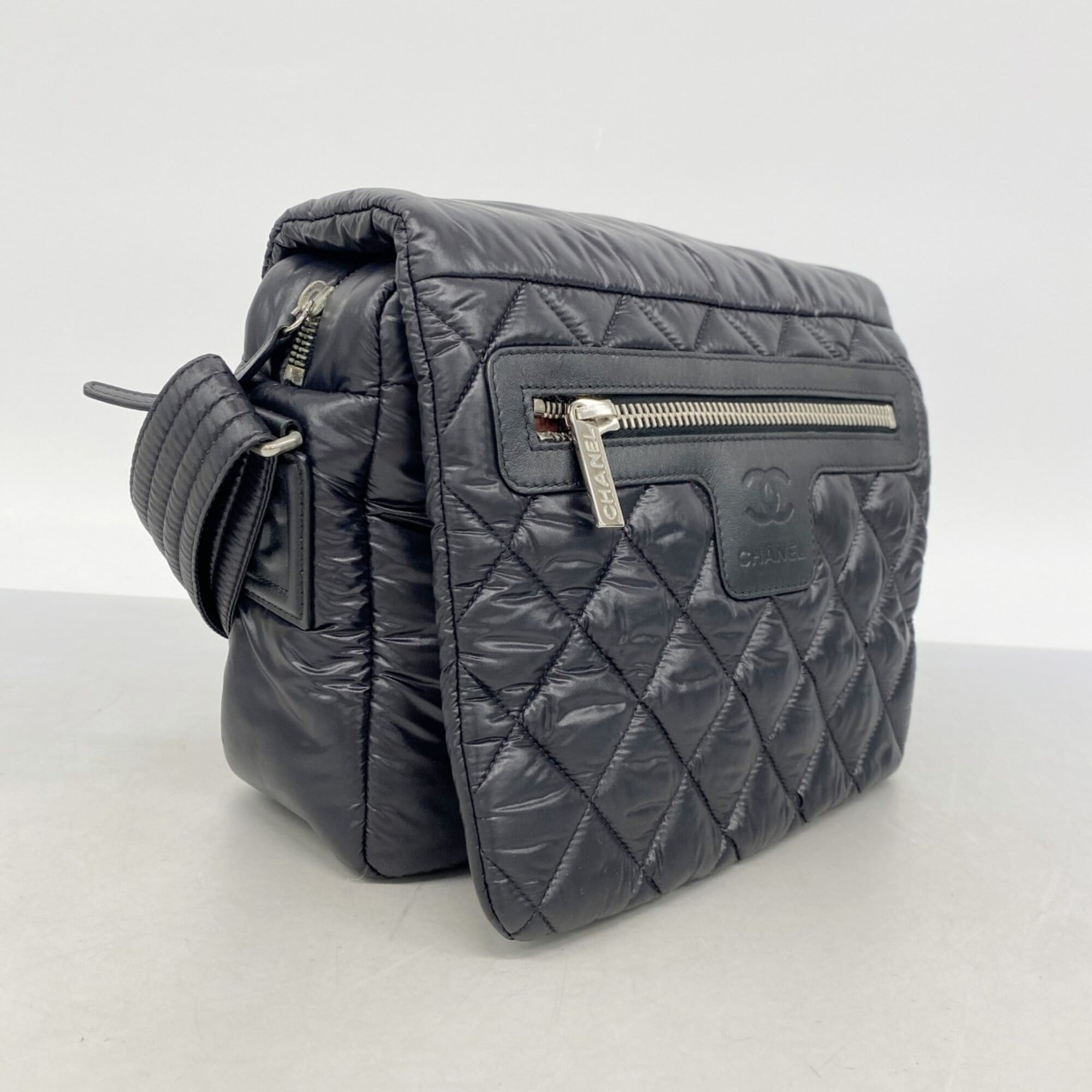 Chanel Black Nylon Shoulder Bag (Pre-Owned)